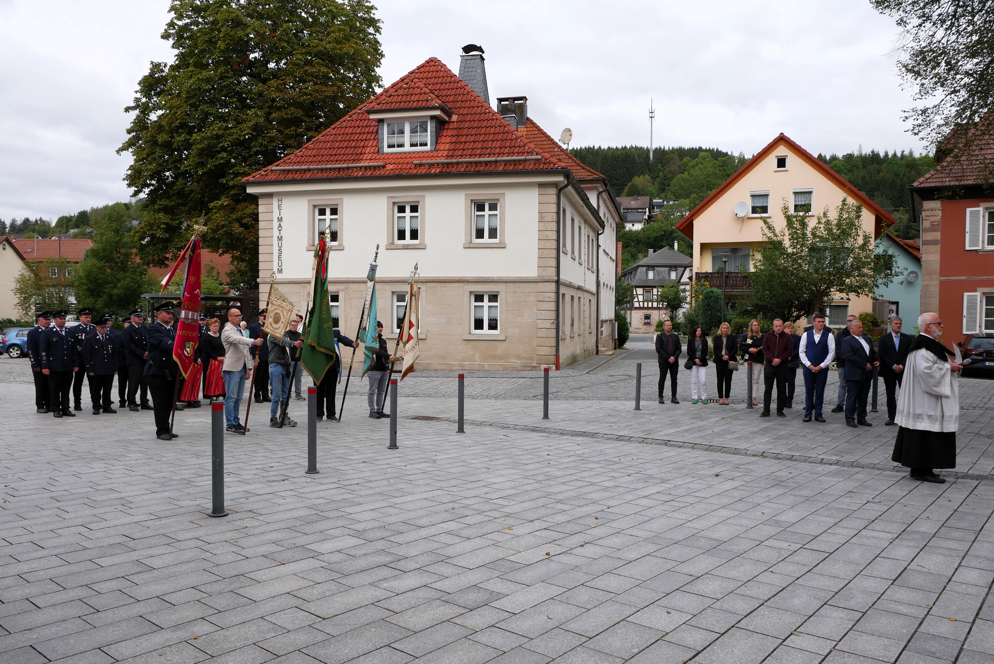 Bei den Klängen des „Guten Kameraden“ wurden die Fahnen zum letzten Gruß gesenkt.