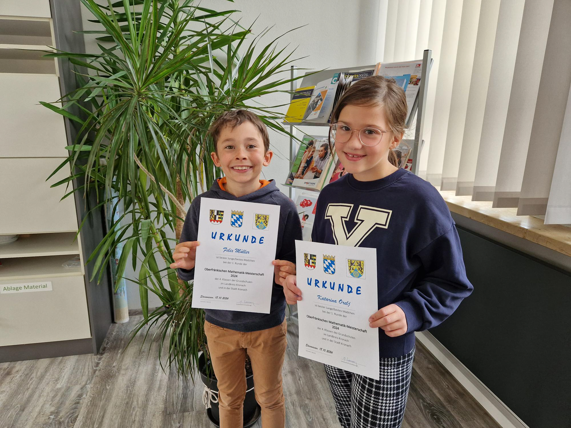 Die beiden Schüler Katarina und Felix ziehen in die 2. Runde der Oberfränkischen Mathematikmeisterschaften ein.
