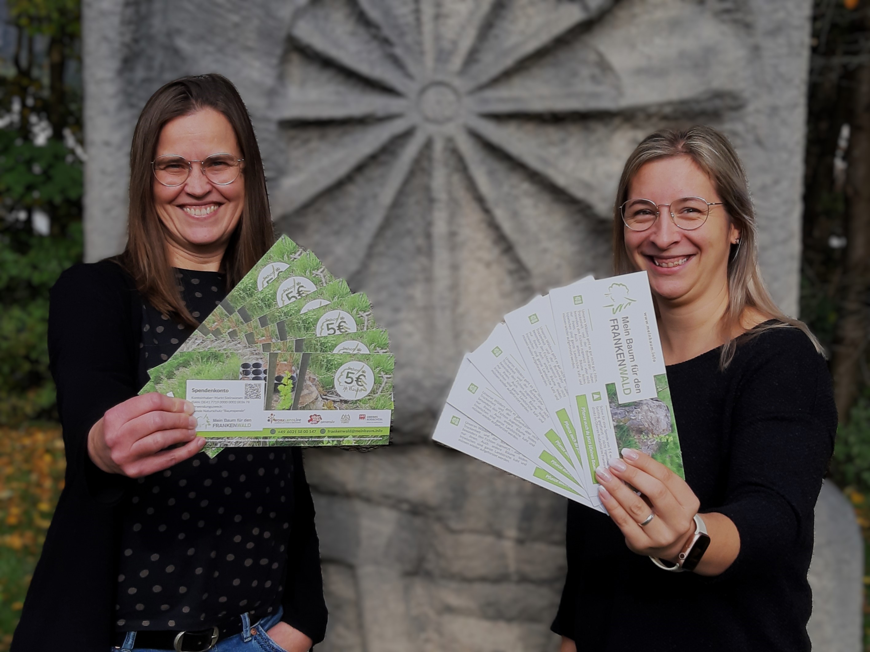 Auch sie sind begeistert von dem Projekt „Mein Baum für den Frankenwald“. Sandra Heinz (li) und Christina Gremer vom Tourismushaus Oberes Rodachtal.