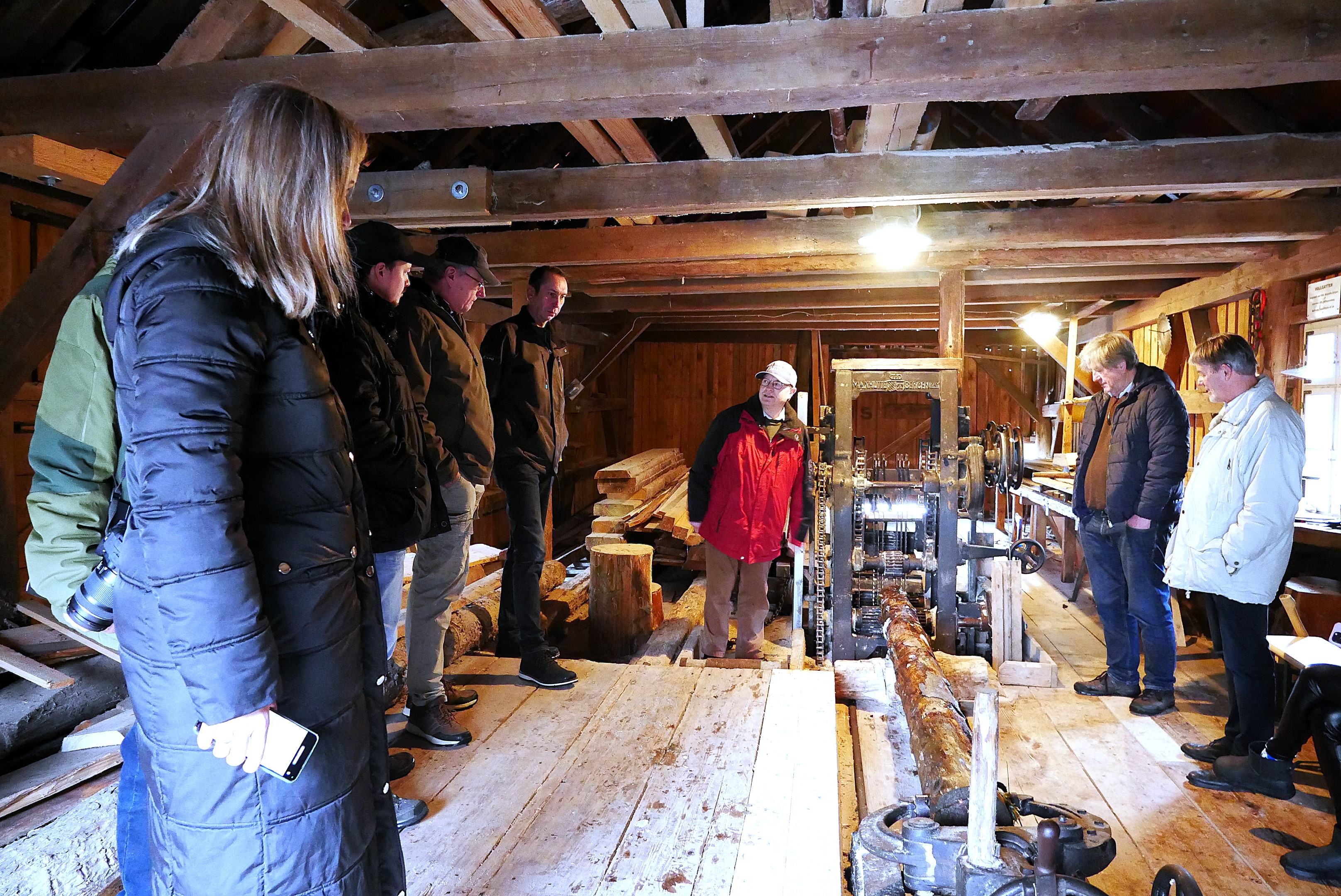 Einige von Steinwiesen aktiv kannten die Schneidvorführung in der Teichmühle noch nicht. (Foto: S. Deuerling)