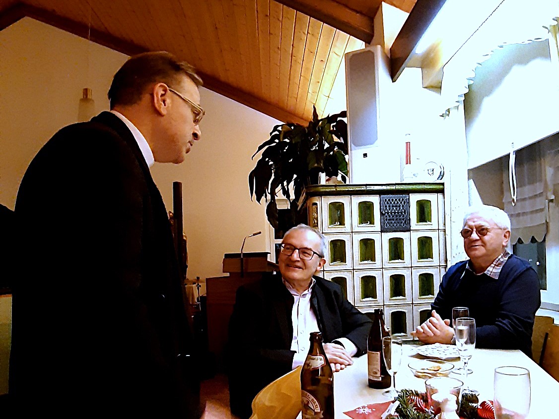 Gute Gespräche mit Pfarrer Richard Reis, Michael Schütz und Ludwig Dietz (v.li) beim Neujahrsempfang in Steinwiesen. Fotos: Susanne Deuerling