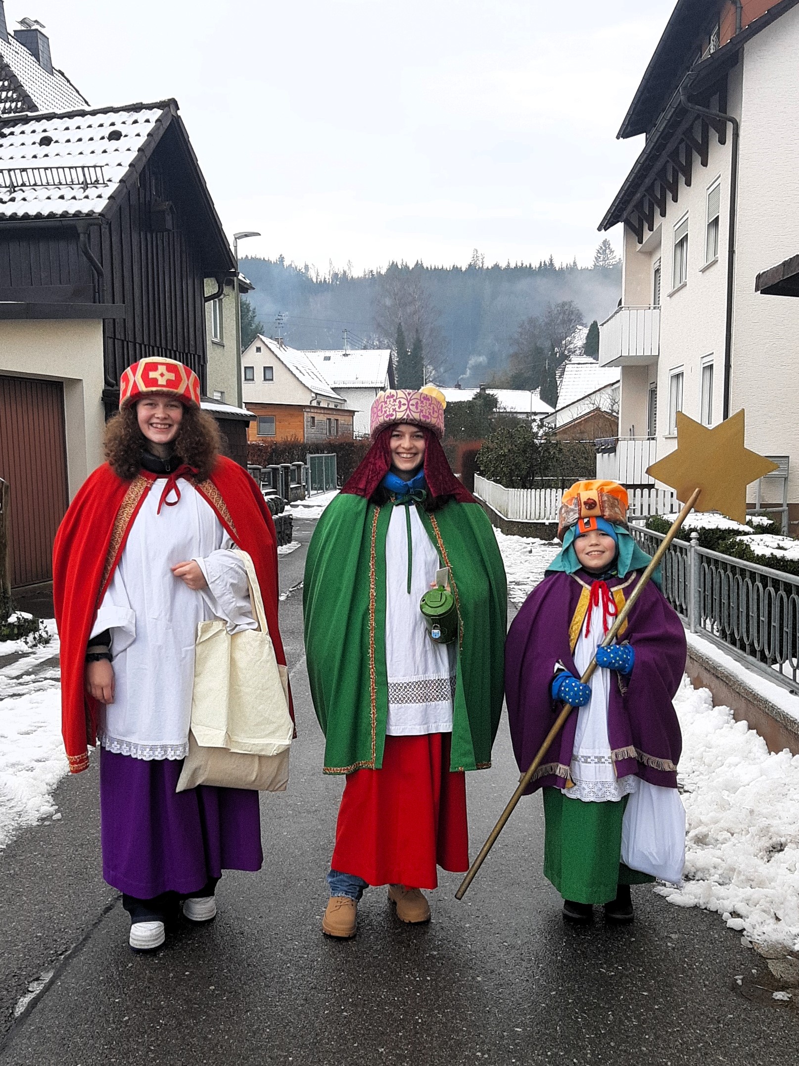 Sie bringen den Segen in die Häuser und sammeln Spenden – die Sternsinger Heidi, Ida und Ben (v.li). (Foto: Susanne Deuerling)