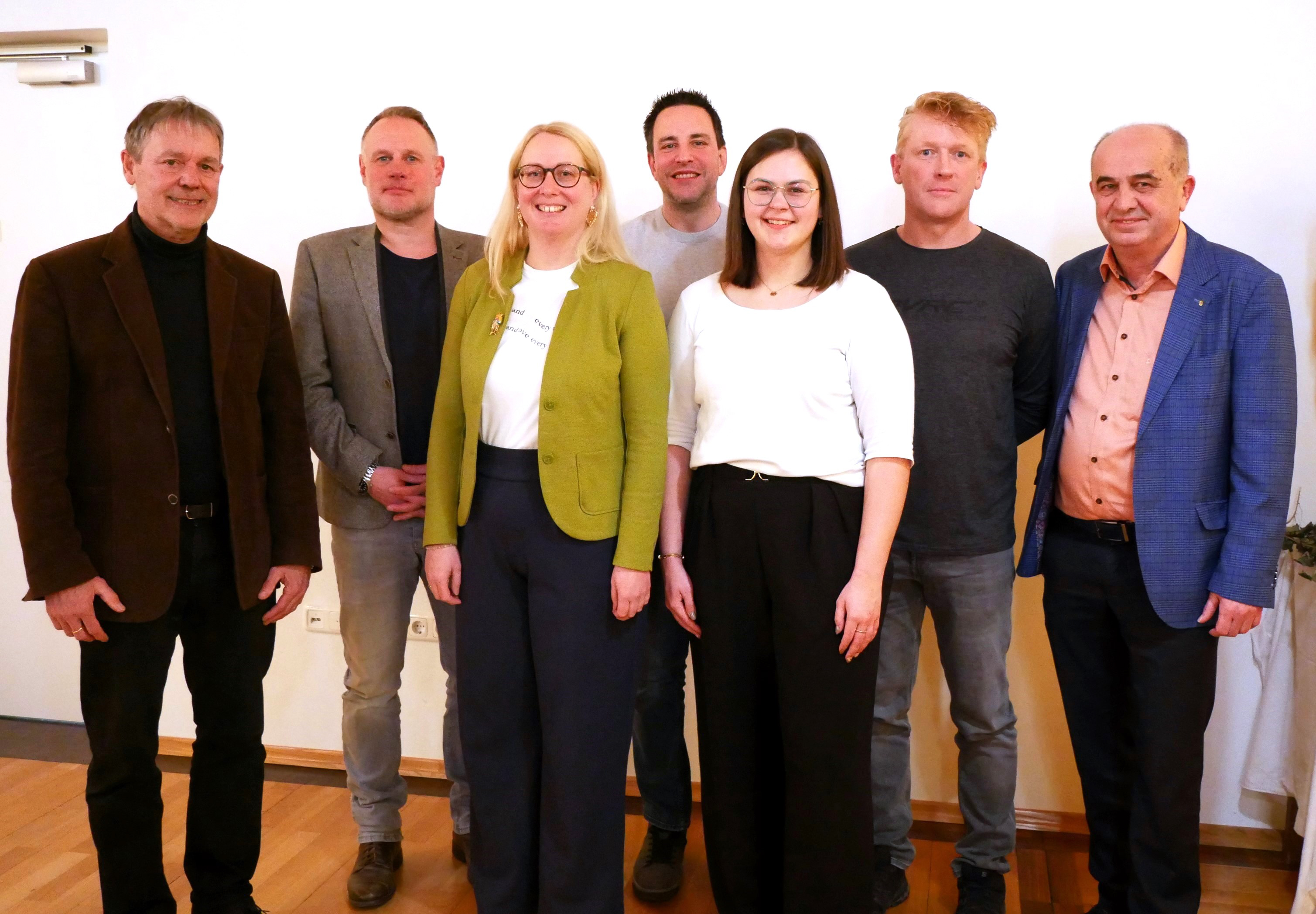 Von links Bürgermeister Gerhard Wunder, 1. Vors. Frank Hauck, 2. Vorsitzende Stefanie Kolb (neu), stellv. Dirigent Andreas Müller, Dirigentin Paula Smettane (neu), 3. Vorsitzender Stephan Wrobel (neu) und Bezirksvorsitzender Thomas Kolb. Entschuldigt waren Linda Postler und Julia Schmermer (beide neu)
Foto: Susanne Deuerling