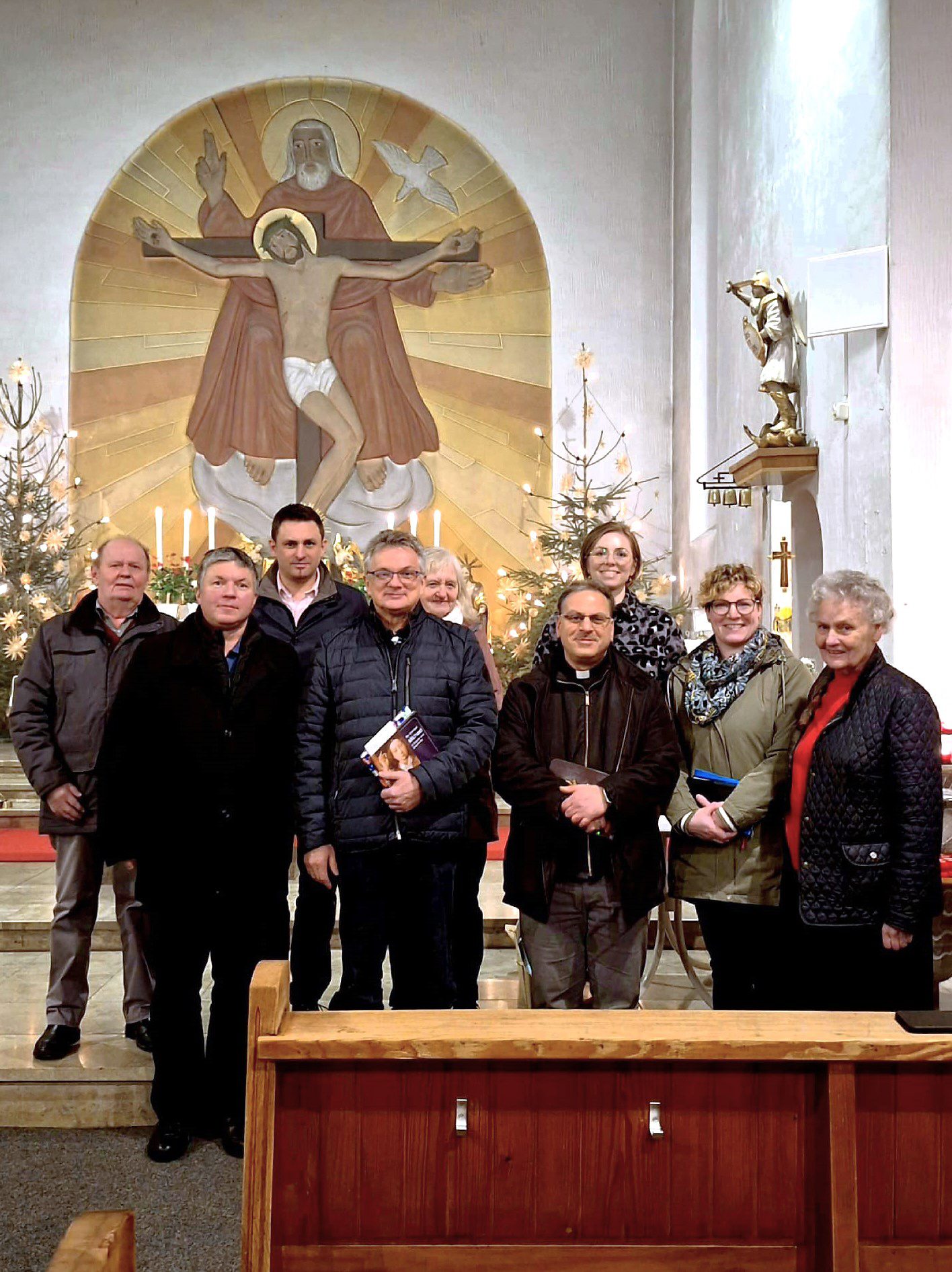 Neue Kirchenverwaltung Nurn: Die neue Kirchenverwaltung stellt sich vor. Johann Klug (4.v.li) wurde als Kirchenpfleger von Pfarrer Richard Reis (4.v.re) verabschiedet. Neuer Kirchenpfleger ist Josef Schuberth (li)