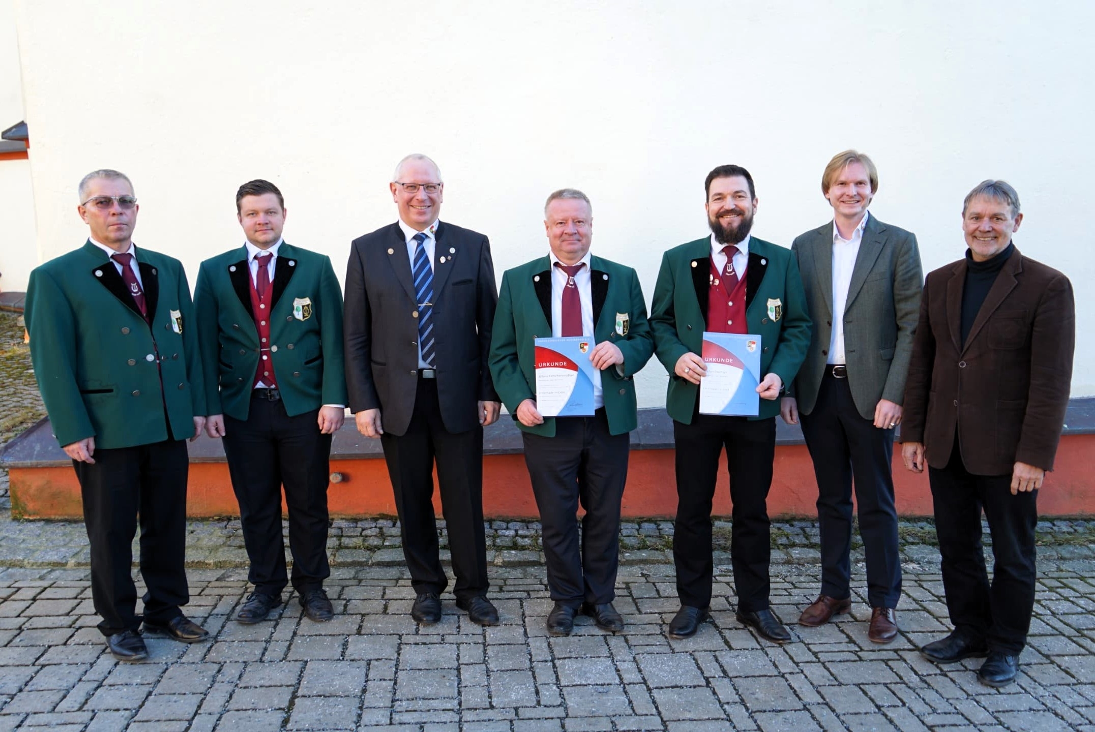 Für 40 Jahre aktives Musikzieren wurden ausgezeichnet Alfons Kotschenreuther (4.v.li) und der neue zweite Vorsitzende Stefan Ebertsch (3.v.re). (Fotos: MV Birnbaum)