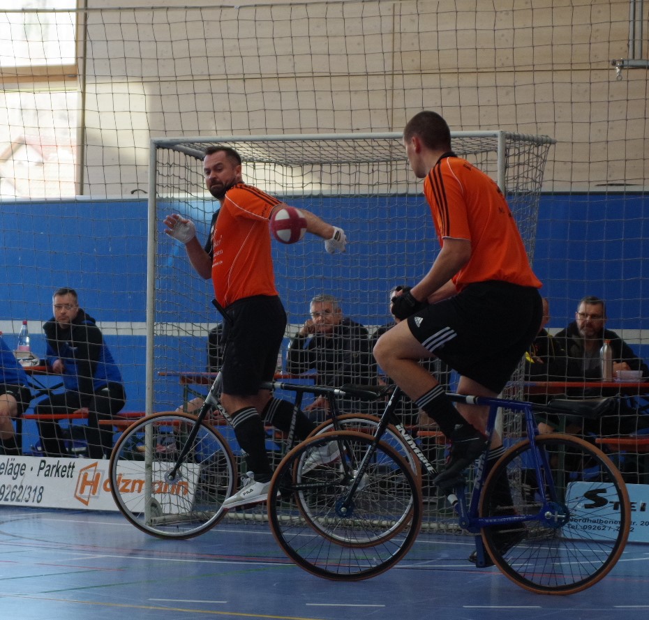 In der Radball-Landesliga grüßen Fabian Rehmet (links) und Tobias Kuhnlein vom RVC Steinwiesen von der Tabellenspitze. Auf unserem Bild stellt Rehmet seine Torhüterqualitäten unter Beweis. Foto: Hans Franz