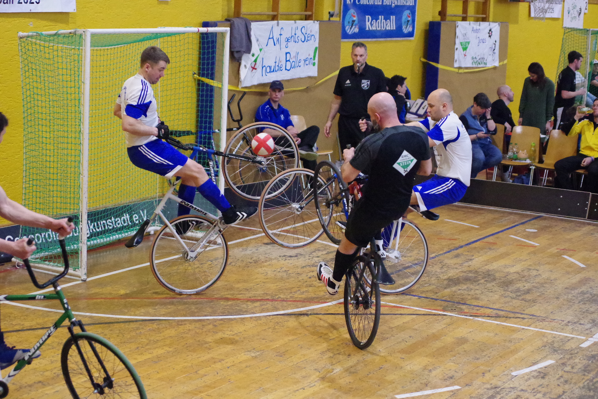 Der mit dem Rad hochsteigende Sebastian Rehmet kann einen Gegentreffer in der Partie gegen den RMC Stein verhindern. Rechts sein Mitspieler Markus Michel. (Foto: Hans Franz)