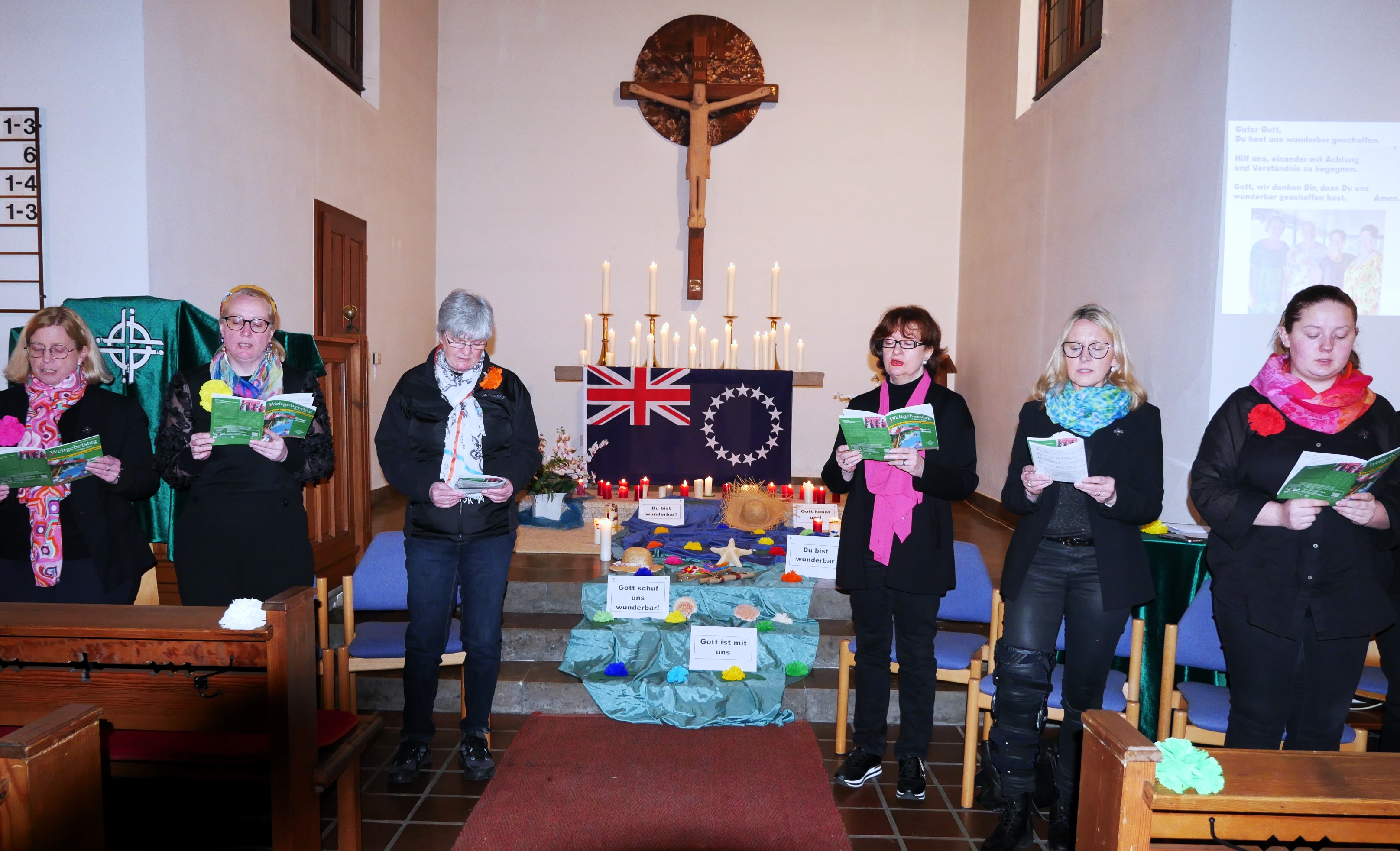 Schöne Lieder erklangen vor dem herrlich geschmückten Altar. (Fotos: Susanne Deuerling)