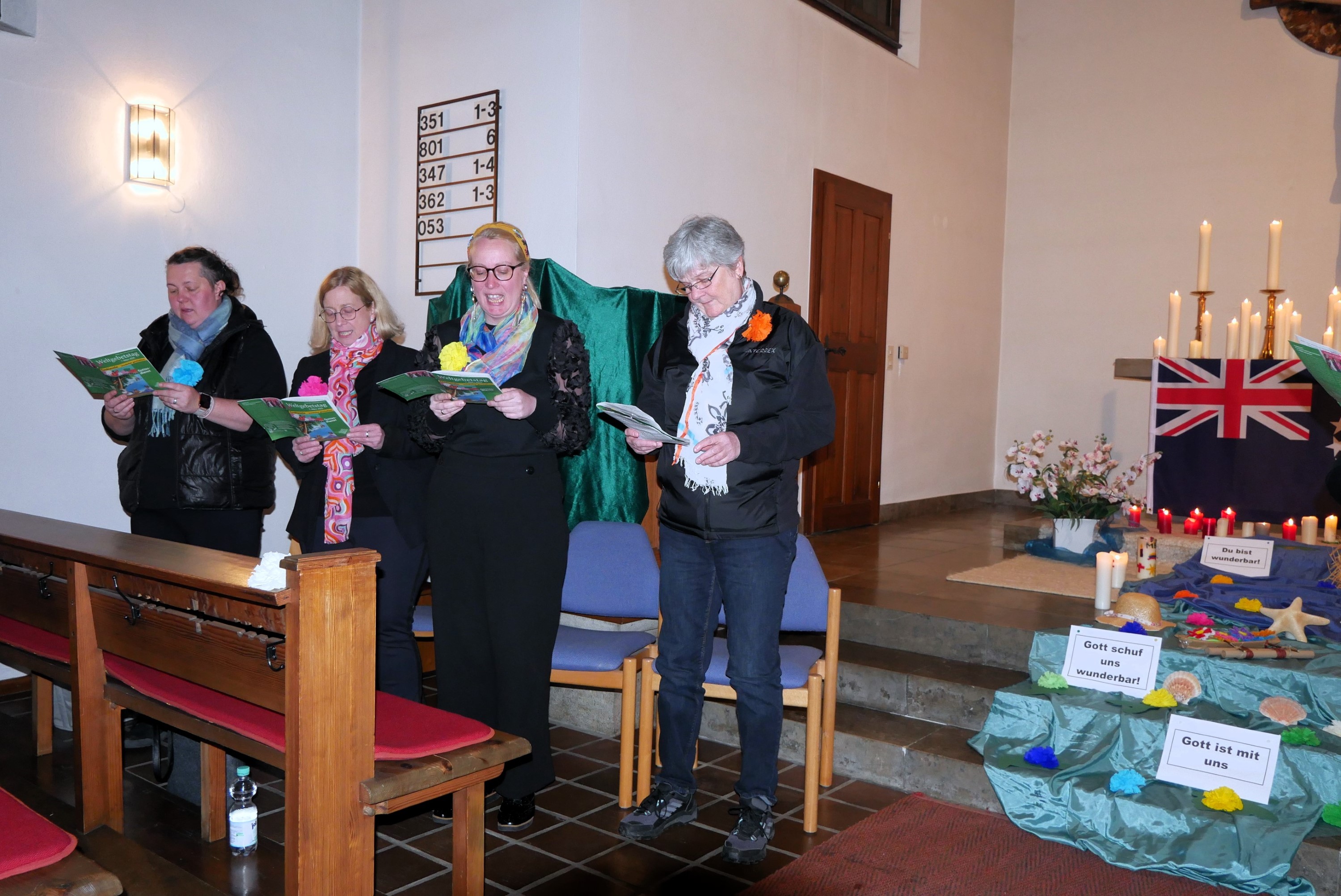Ein Teil des Vorbereitungsteam des Weltgebetstages neben dem herrlich geschmückten Altar. Von links Kathrin Gremer-Schneider, Gisela Schmermer, Steffi Kolb und Elke Krumpholz.