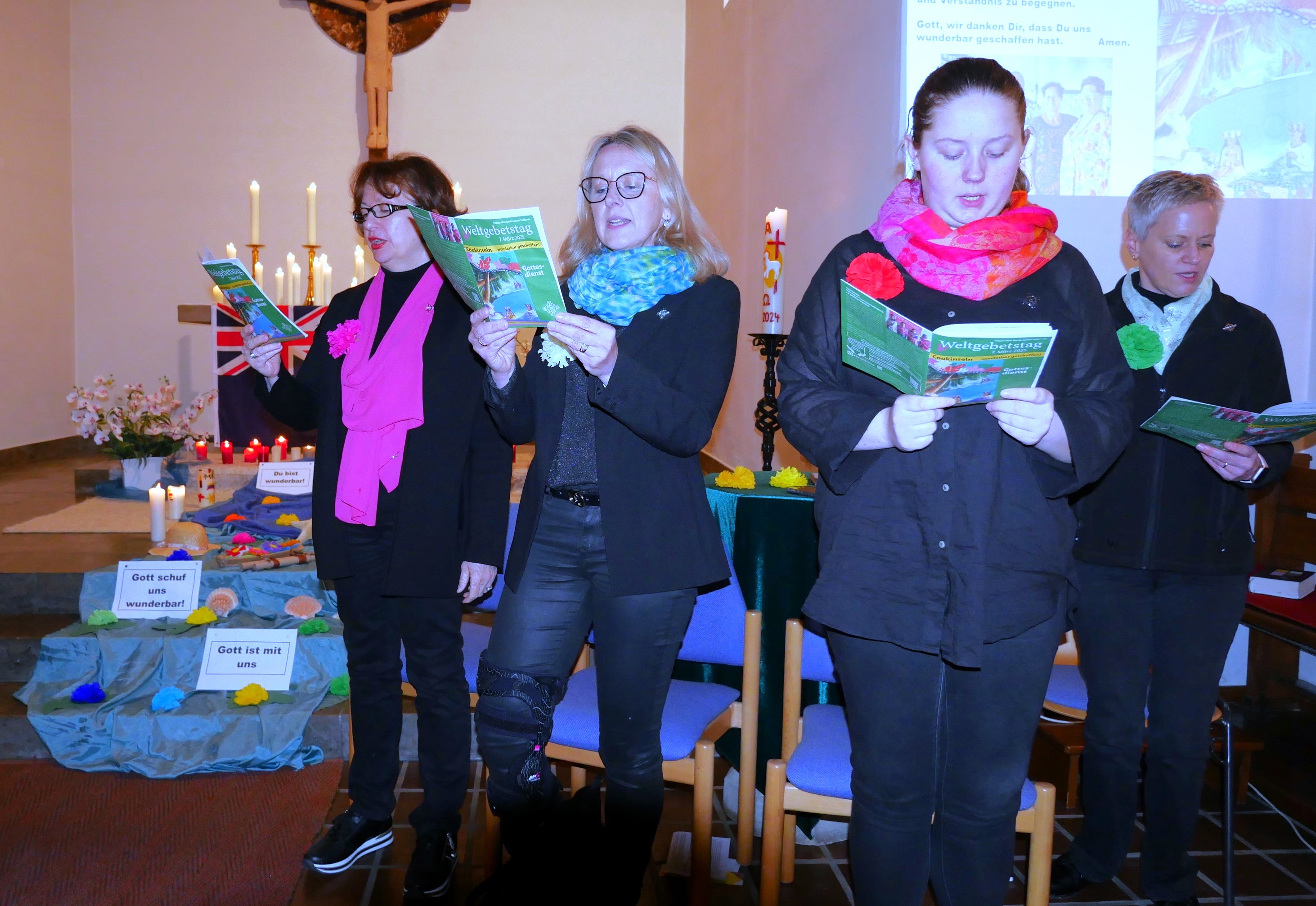 Ein Teil des Vorbereitungsteams beim Singen der schönen Lieder, von links Michaela Mattes, Ingrid Renk, Marie Schneider und Simone Michel.