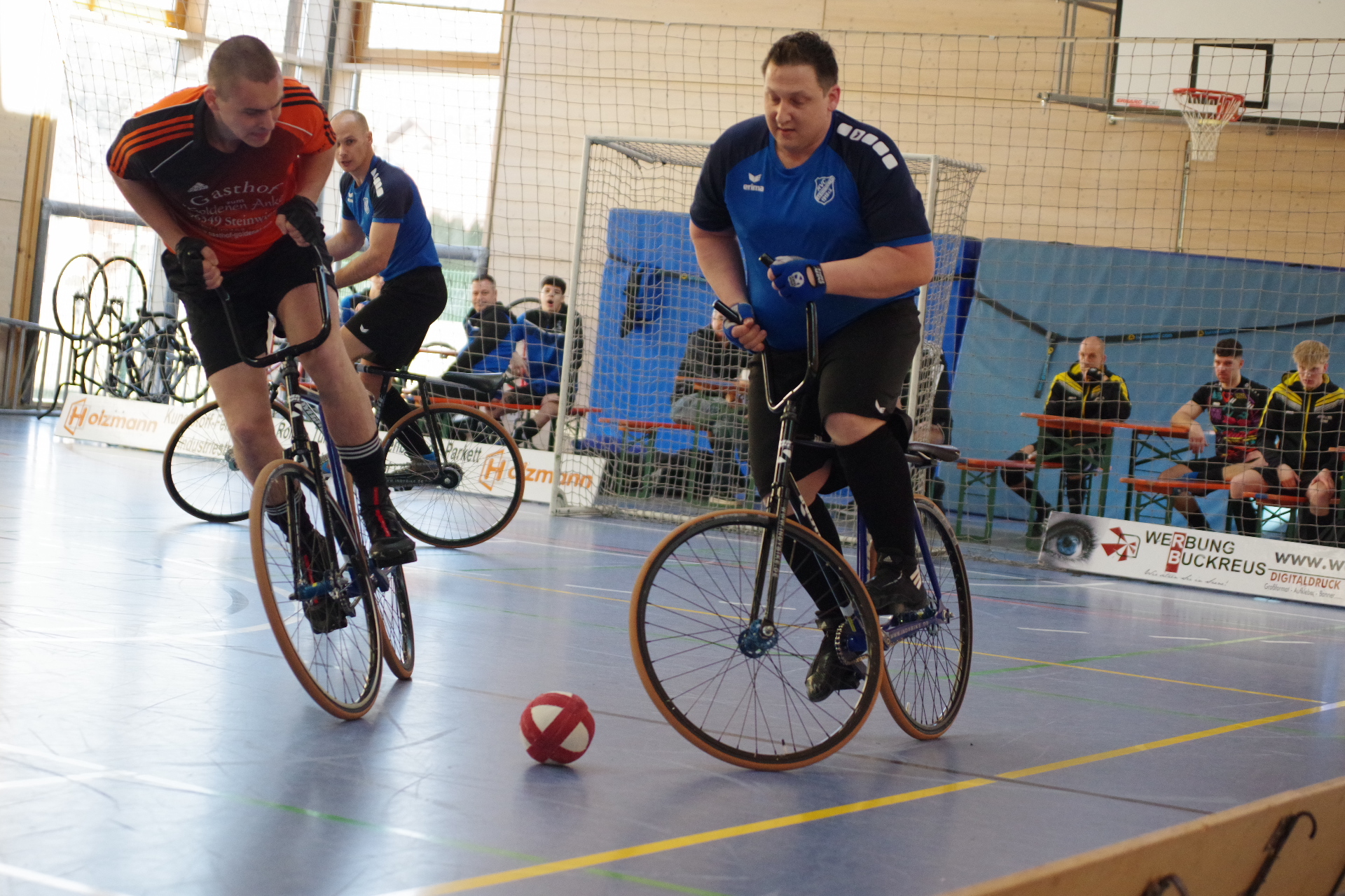 Szene aus dem Spiel Steinwiesen II gegen Steinwiesen III. Dennis Klinger (rechts) versucht sich gegen Tobias Kuhnlein zu behaupten. Im Hintergrund Andreas Klinger. Foto: Hans Franz