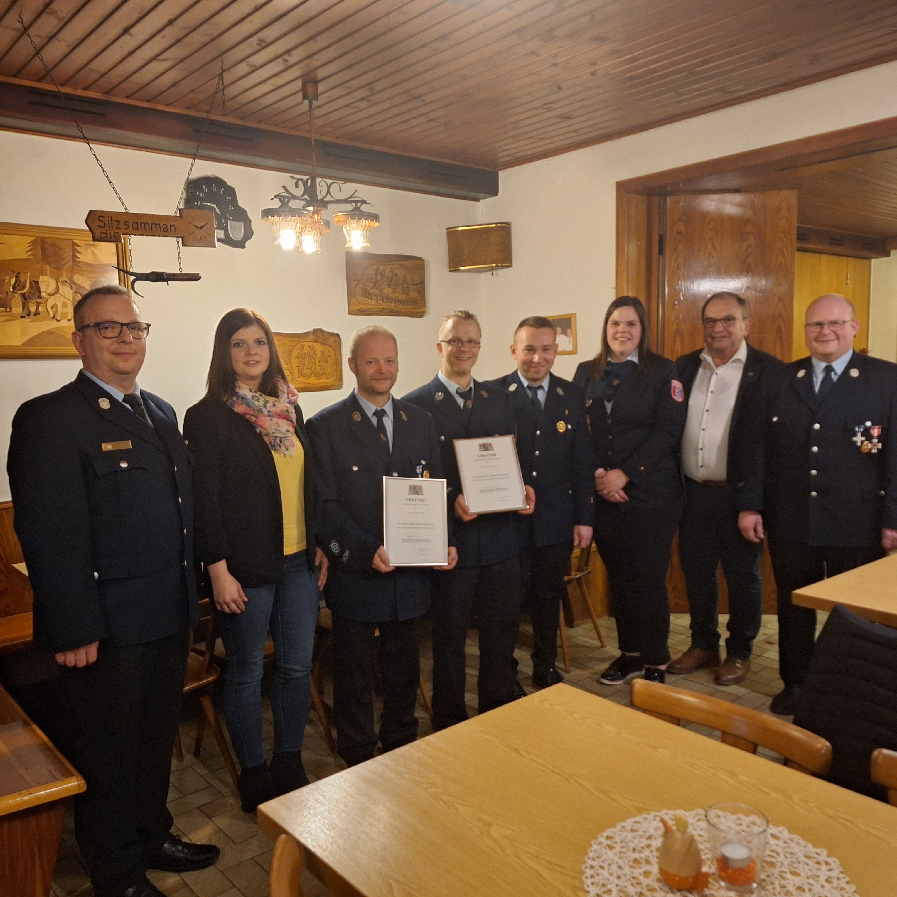 Mit im Bild von links: KBM Ronny Reuther, Landratsstellvertreterin Marie-Therese Wunder-Barnickel, Vorsitzender Lukas Deuerling, 2. Vorsitzende Lea Burger, 3. Bürgermeister Thomas Reißig und Kommandant Jörg Greser