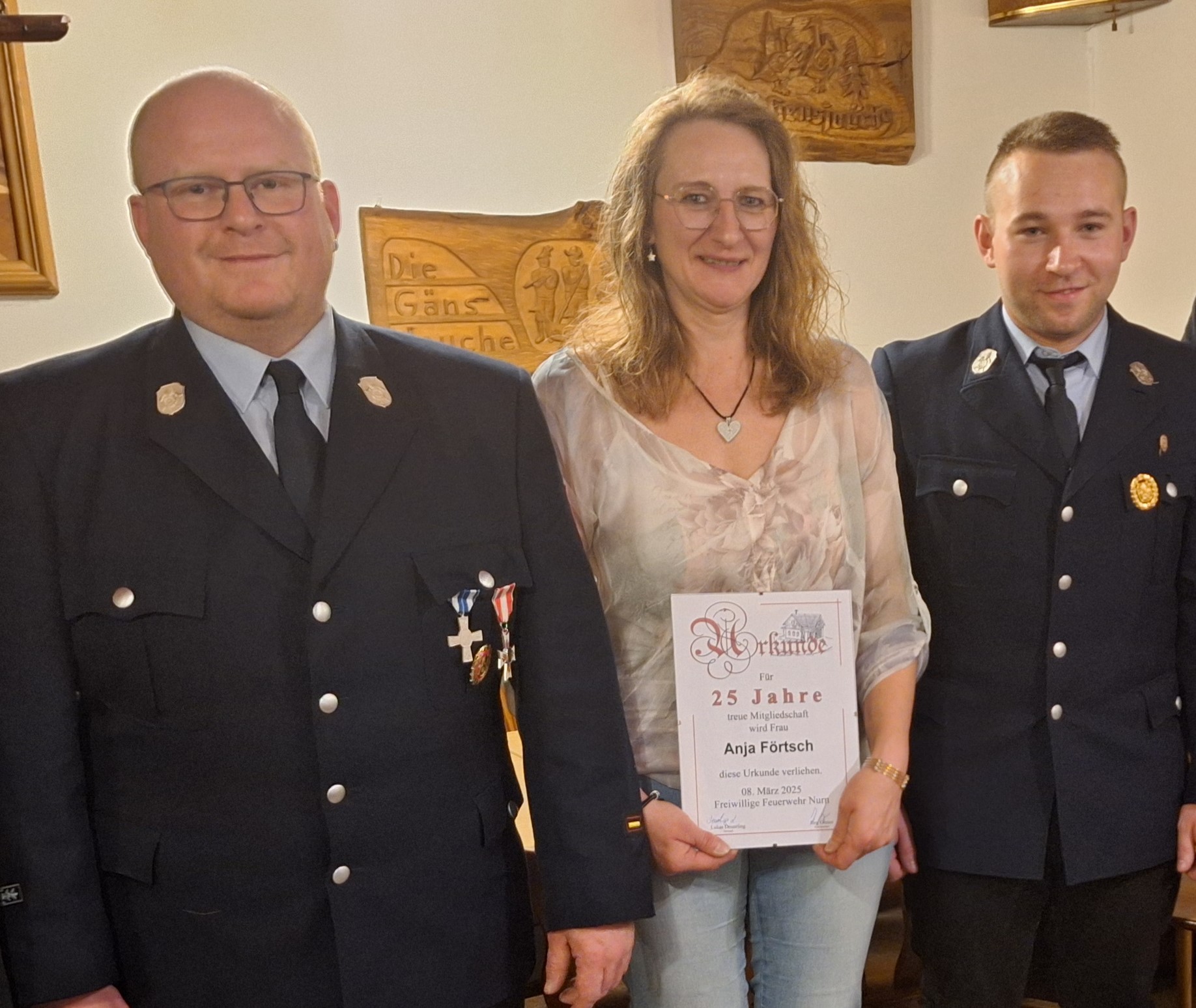 Anja Förtsch wurde bei der FFW Nurn für ihre 25-jährige treue Mitgliedschaft vom Vorsitzenden Lukas Deuerling (re.) und Kommandant Jörg Greser ausgezeichnet. Foto: Hans Franz