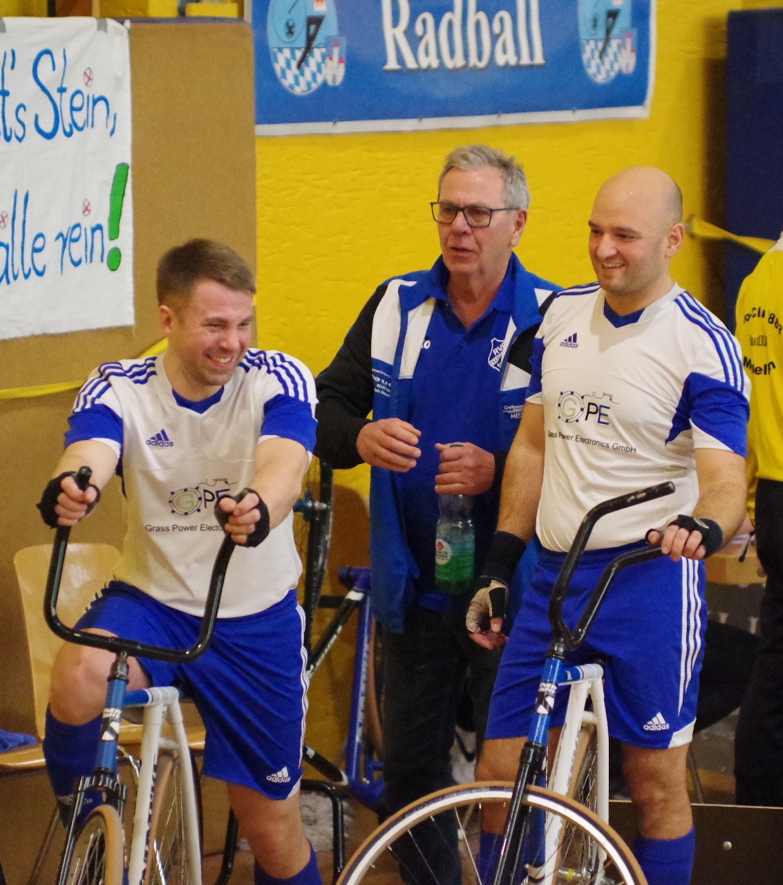 Die Meister der Radball-Bayernliga Elite mit Sebastian Rehmet (links) und Markus Michel vom RVC Steinwiesen. In der Bildmitte Betreuer Peter Rehmet. Foto: Hans Franz