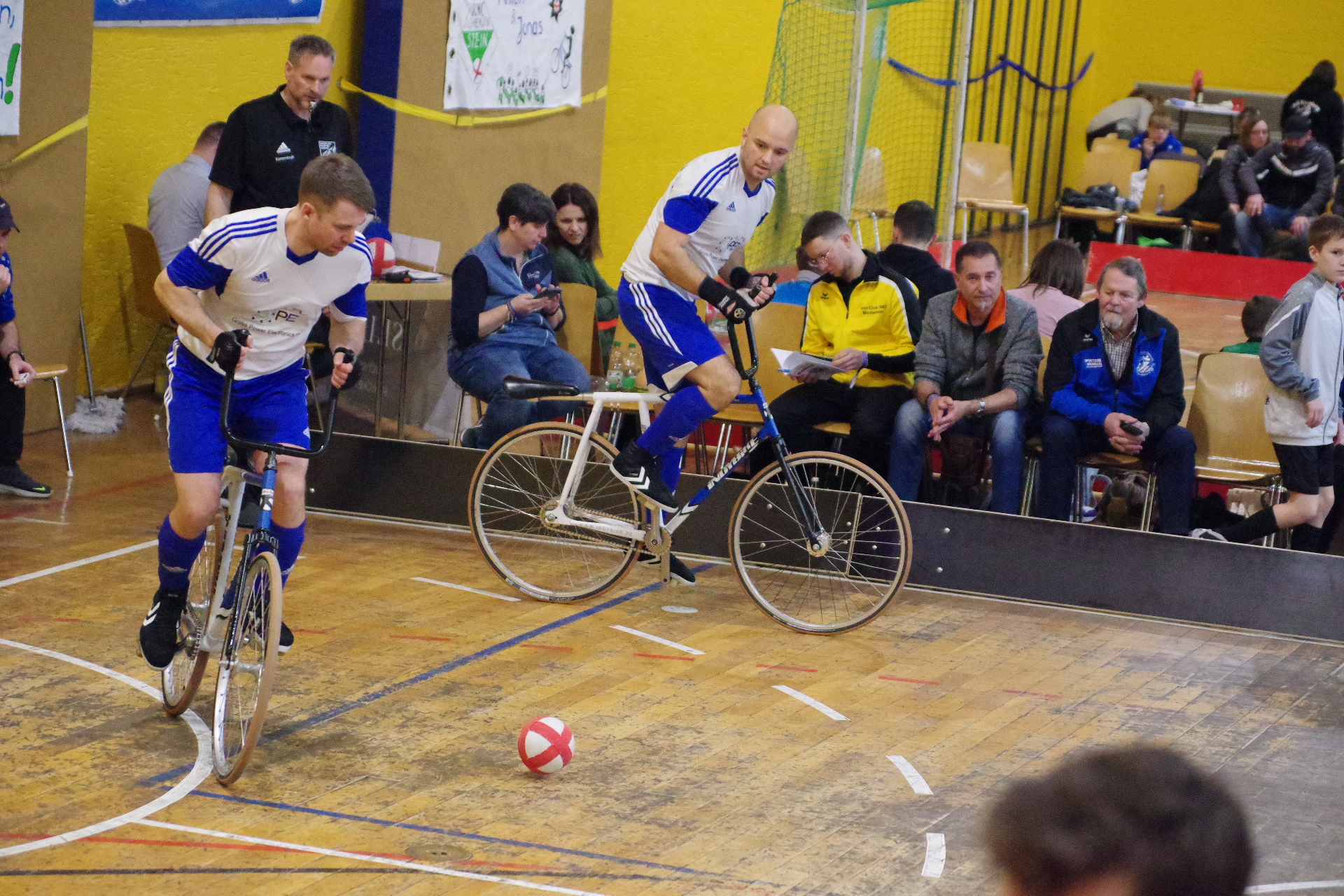 Sebastian Rehmet (links) und Markus Michel vom RVC Steinwiesen sind vorzeitig Meister in der Radball-Bayernliga Elite. Foto: Hans Franz
