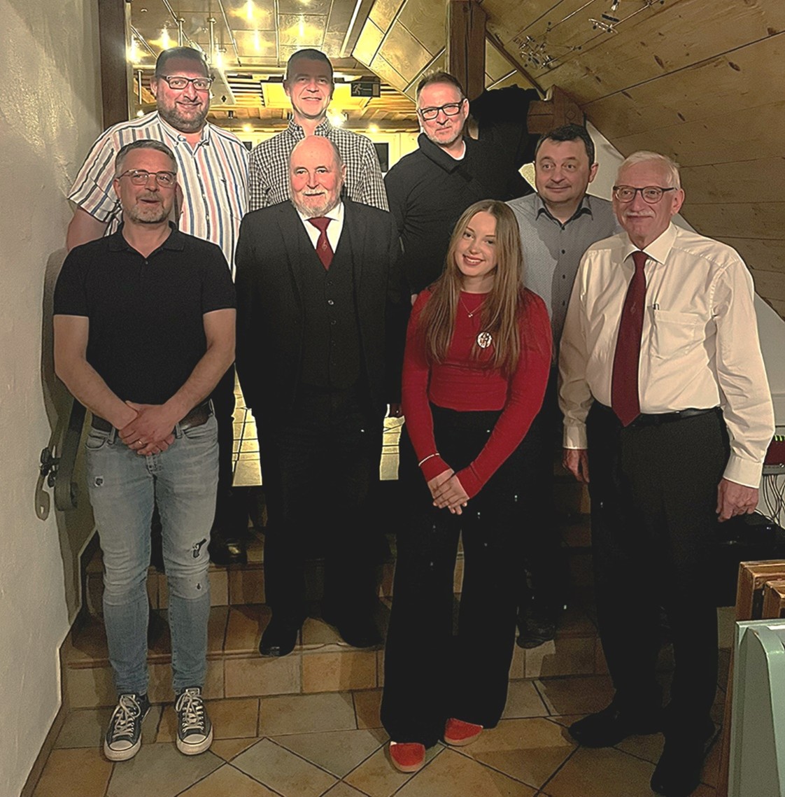 Neue Vorstandschaft: vordere Reihe von links Dirigent Musik Jens Müller, Dirigent Chor Herbert Clerico,
Jugendbeauftrage Marie-Kristin Kotschenreuther, stell. Chorleiter Hans Joachim Maier, hintere Reihe:
1. Vorstand Marco Kotschenreuther, 2. Vorstand Roland Zwosta, Schriftführer Matthias Stöcker, Kassier Andreas Reißig
(es fehlt Klara Zwosta)