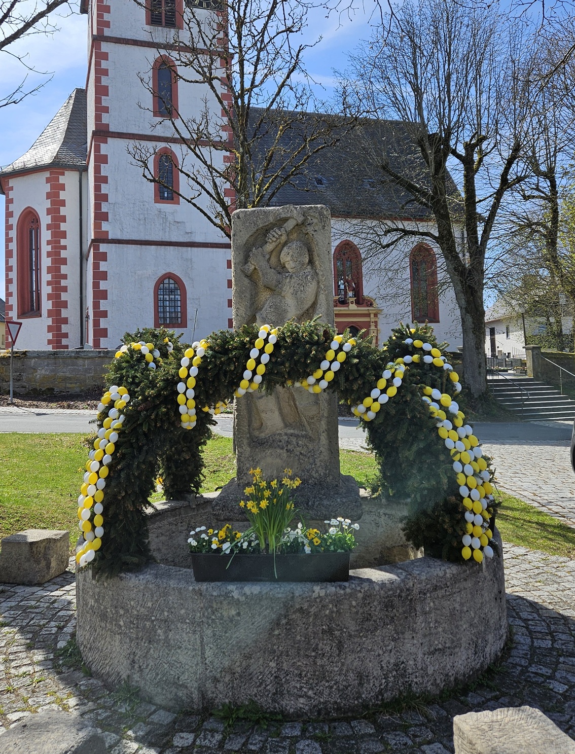 Der Osterbrunnen in Neufang wird alljährlich vom örtlichen Obst- und Gartenbauverein geschmückt.