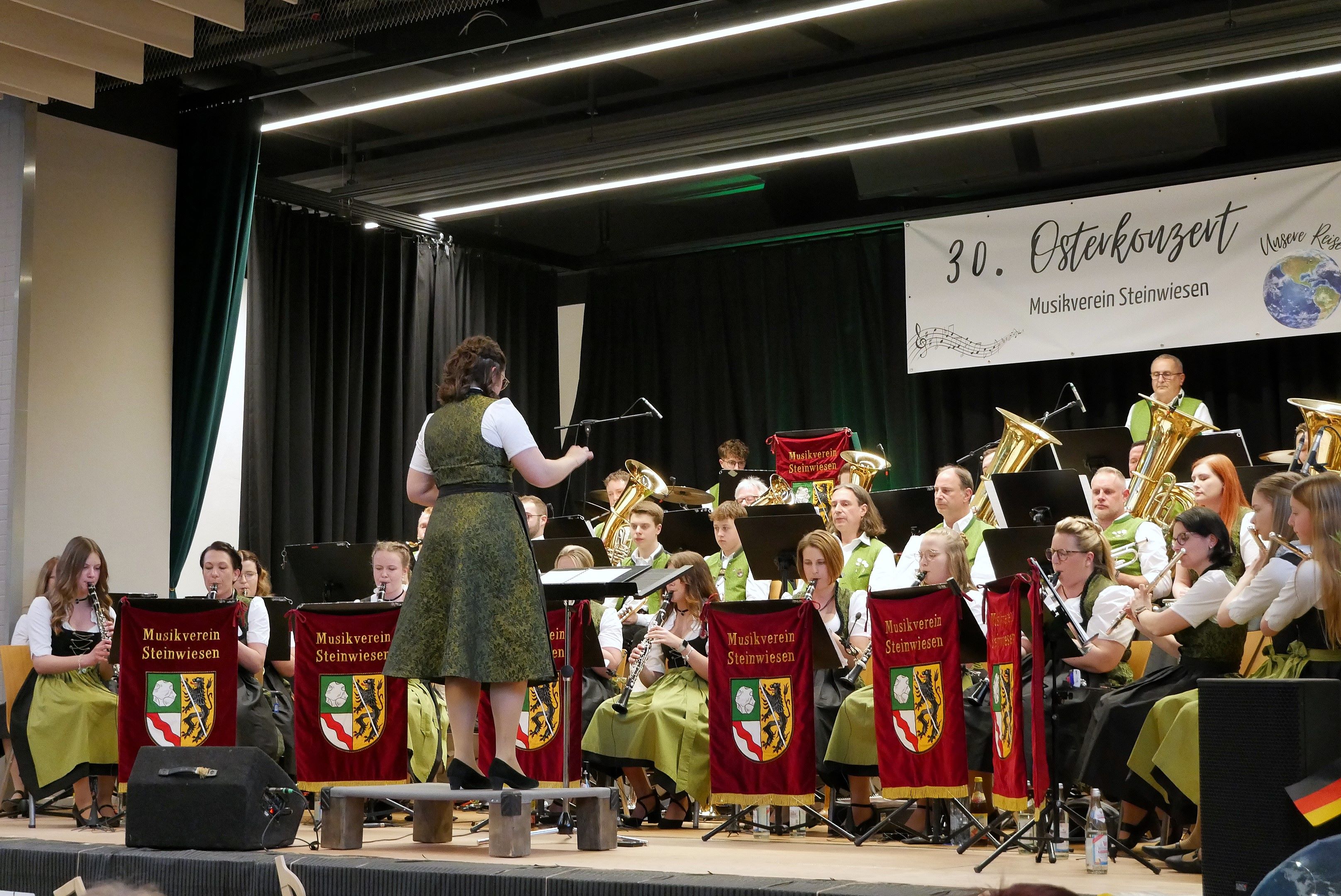 Dirigentin Paula Smettane und ihre Musiker und Musikerinnen begaben sich auf eine Reise um die Welt. (Foto: S. Deuerling)
