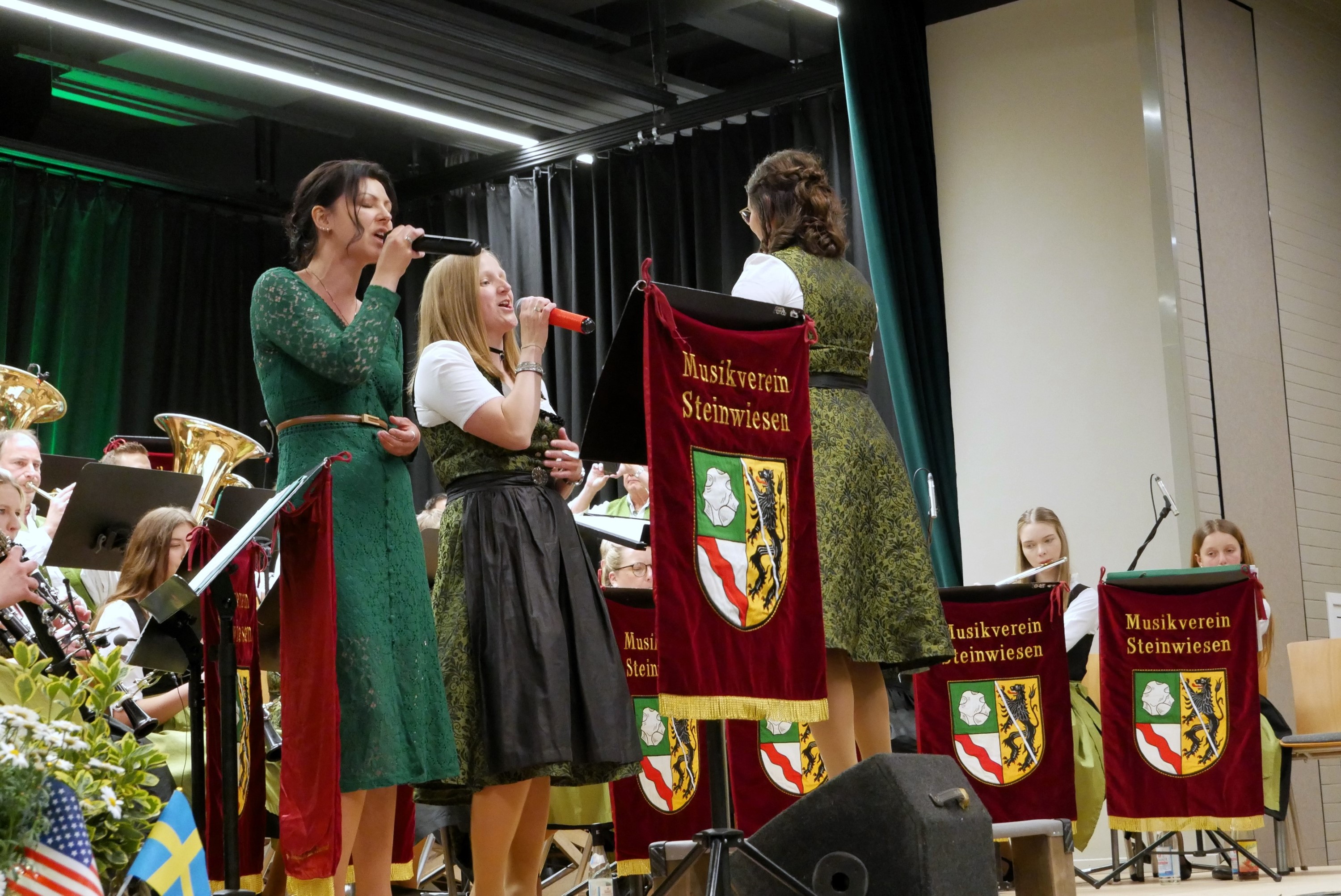 Die Zugabe als Dankeschön: „Thank you für the music“ mit Corina Müller (li) und Yvonne Kremer (Foto: S. Deuerling)