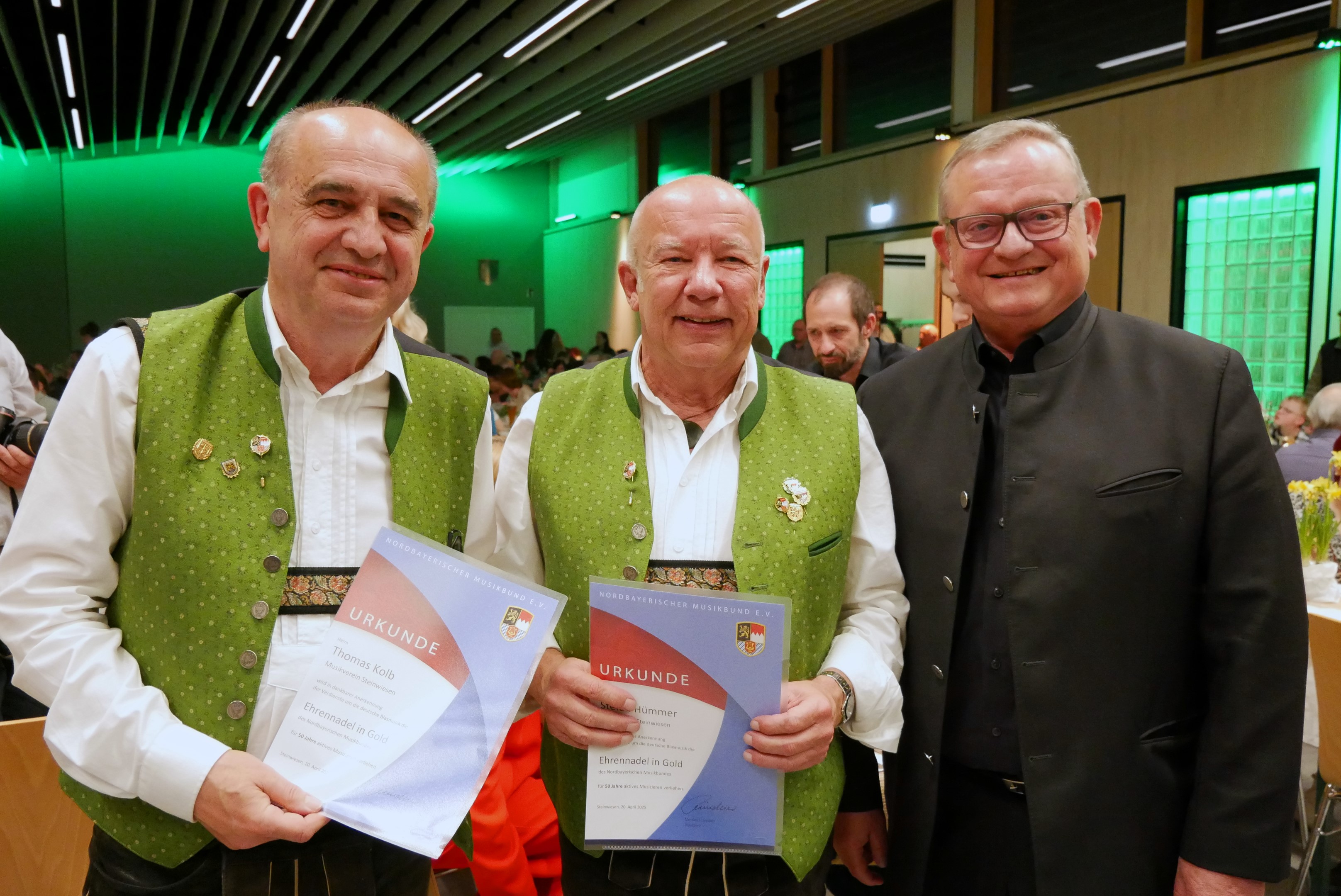 Der Präsident des NBMB, Manfred Ländner, ist stolz auf Thomas Kolb (li) und Stefan Hümmer für 50 Jahre aktives Musizieren. (Foto: S. Deuerling)