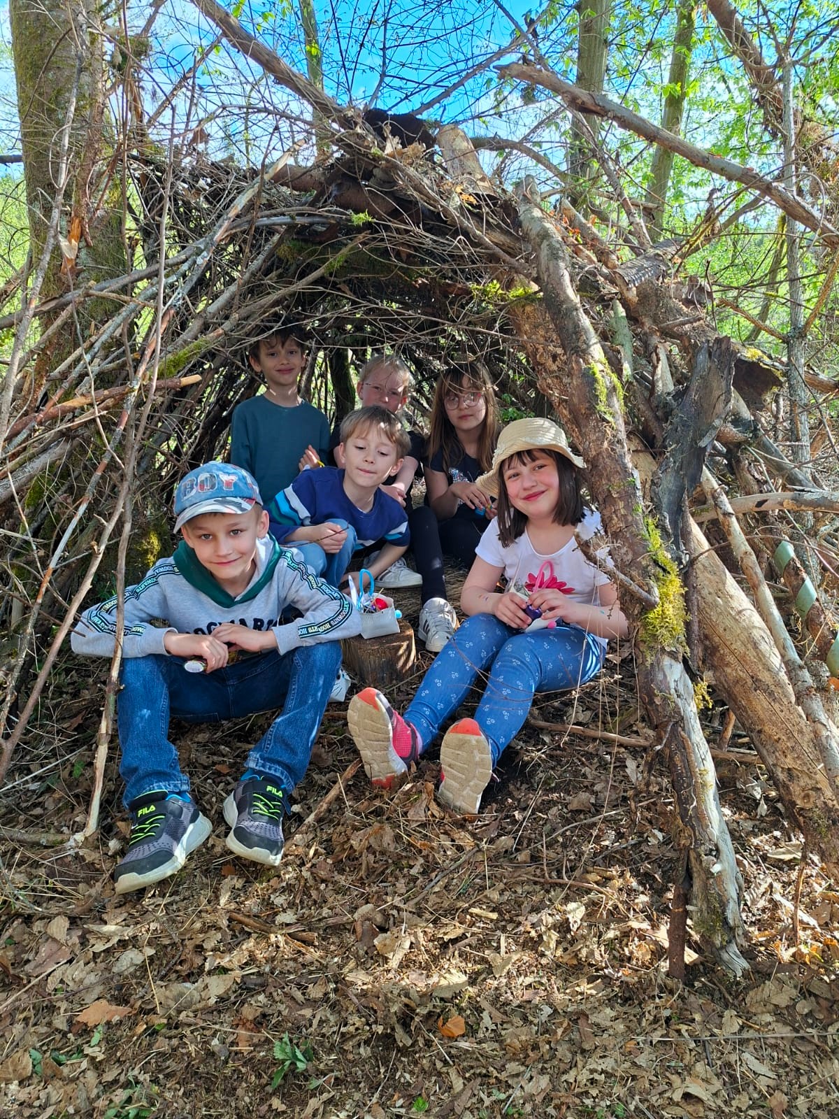 Kreativ waren die Kinder und bauten sich einen Unterstand. (Foto: FWV Steinwiesen)