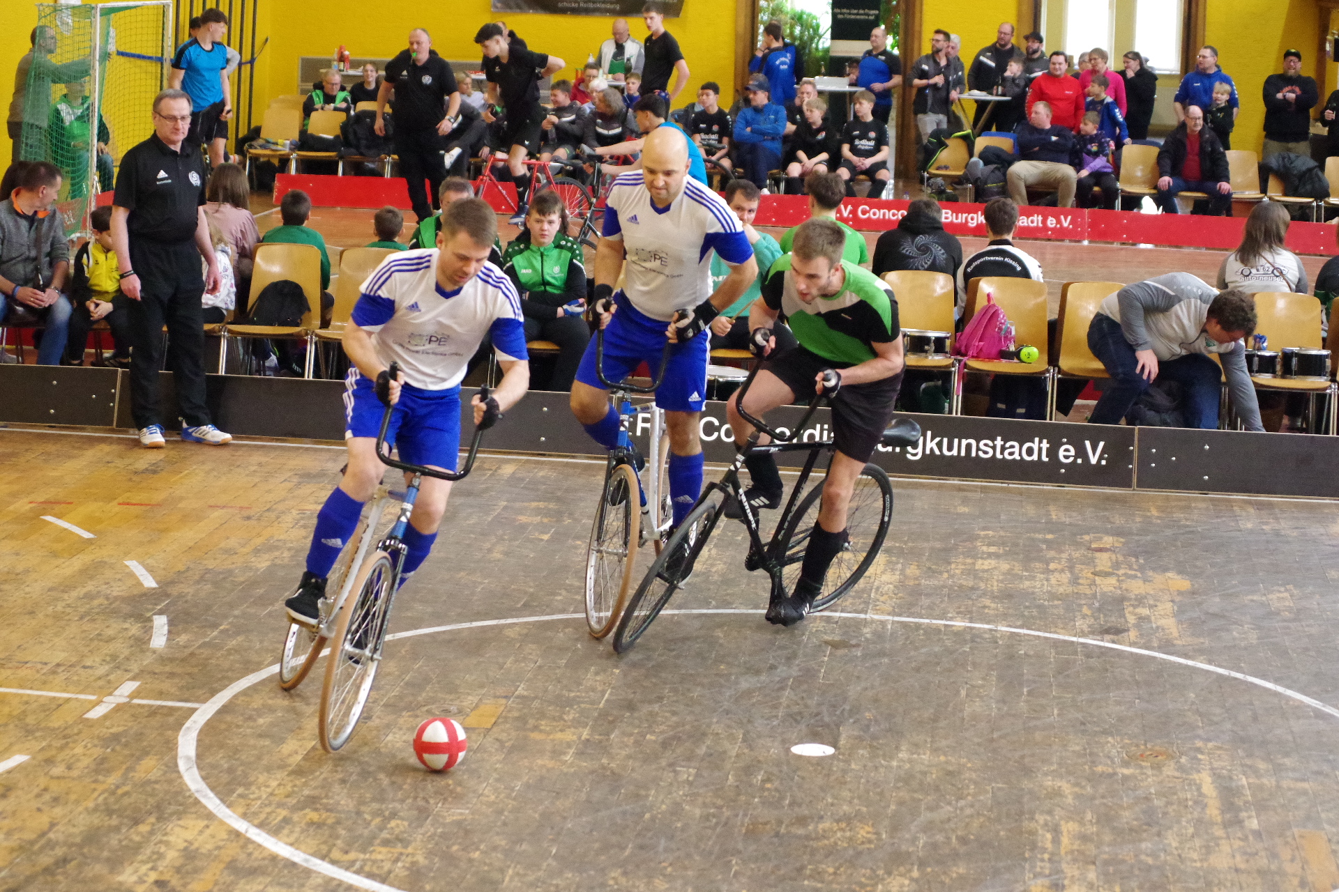 Sebastian Rehmet (vorne, ballführend) und Markus Michel (hinten, links) vom RVC Steinwiesen wurden souveräner Meister in der Radball-Bayernliga Elite und kämpfen nun um den Aufstieg in die 2. Bundesliga