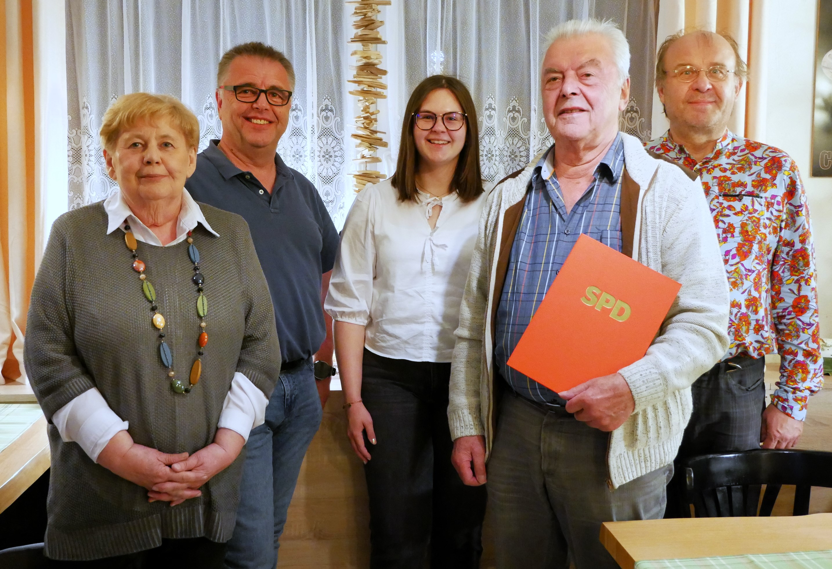 Die Vorsitzenden des SPD-Ortsvereins Brigitte Geiger, Jürgen Deuerling und Paula Smettane zusammen mit dem Geehrten Ludwig Deuerling und Dr. Ralf Pohl (von links) (Foto: S. Deuerling)
