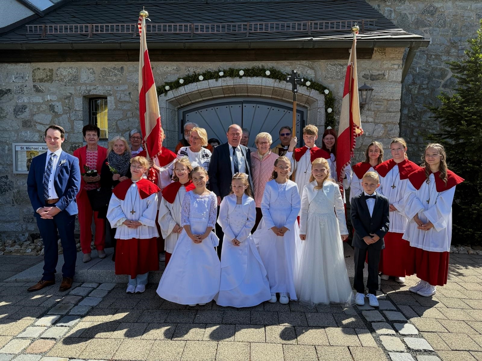 Erst- und Jubelkommunion Nurn: Fünf Kommunionkinder und die Jubilare feierten in der Kirche St. Michael ihre Erste Heilige Kommunion und die Jubelkommunion zusammen mit Pfarrer Richard Reis (hinten re). (Foto: Deuerling)