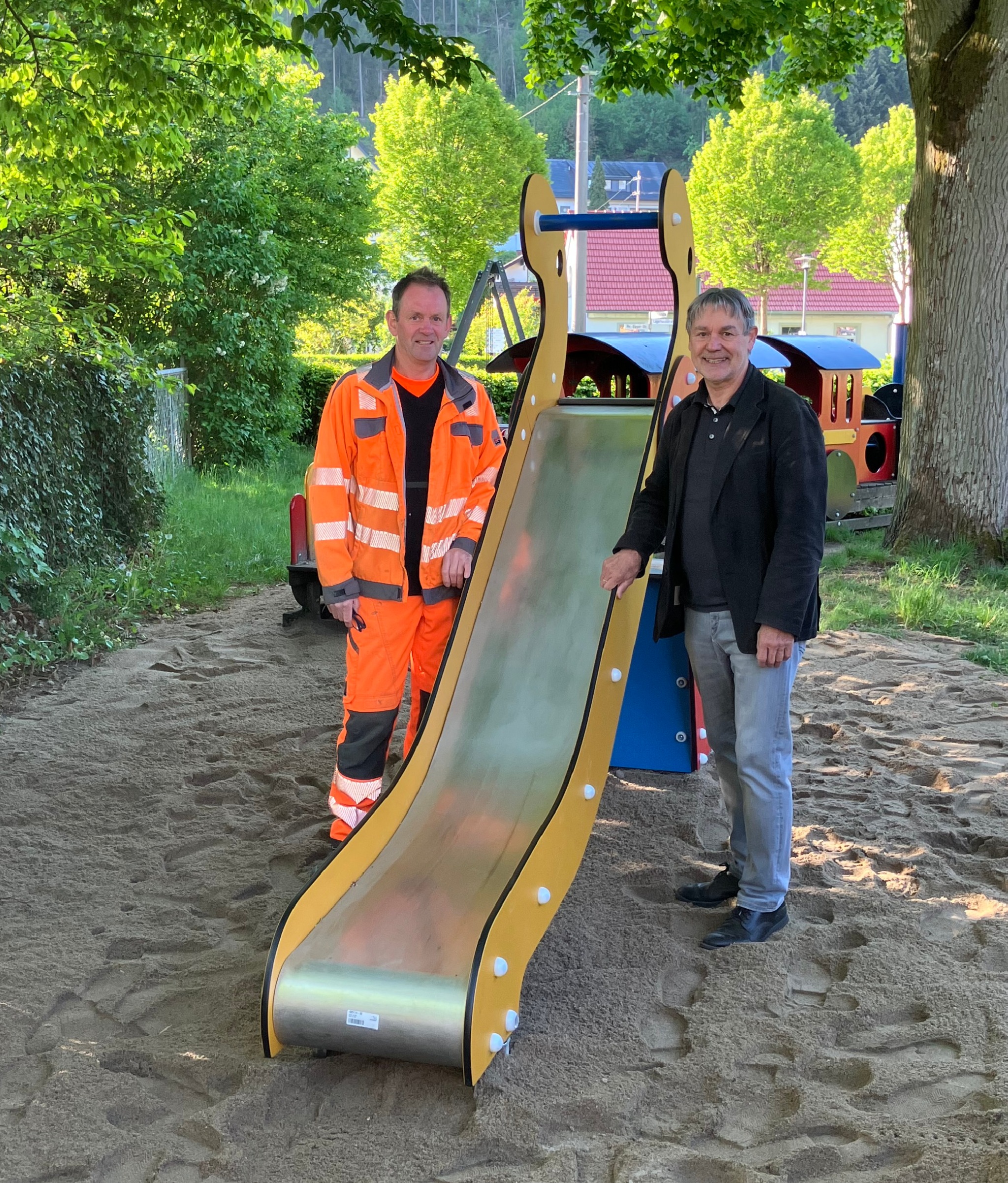 Die neue Rutsche auf dem Spielplatz beim Rathaus (Foto: Markt Steinwiesen)