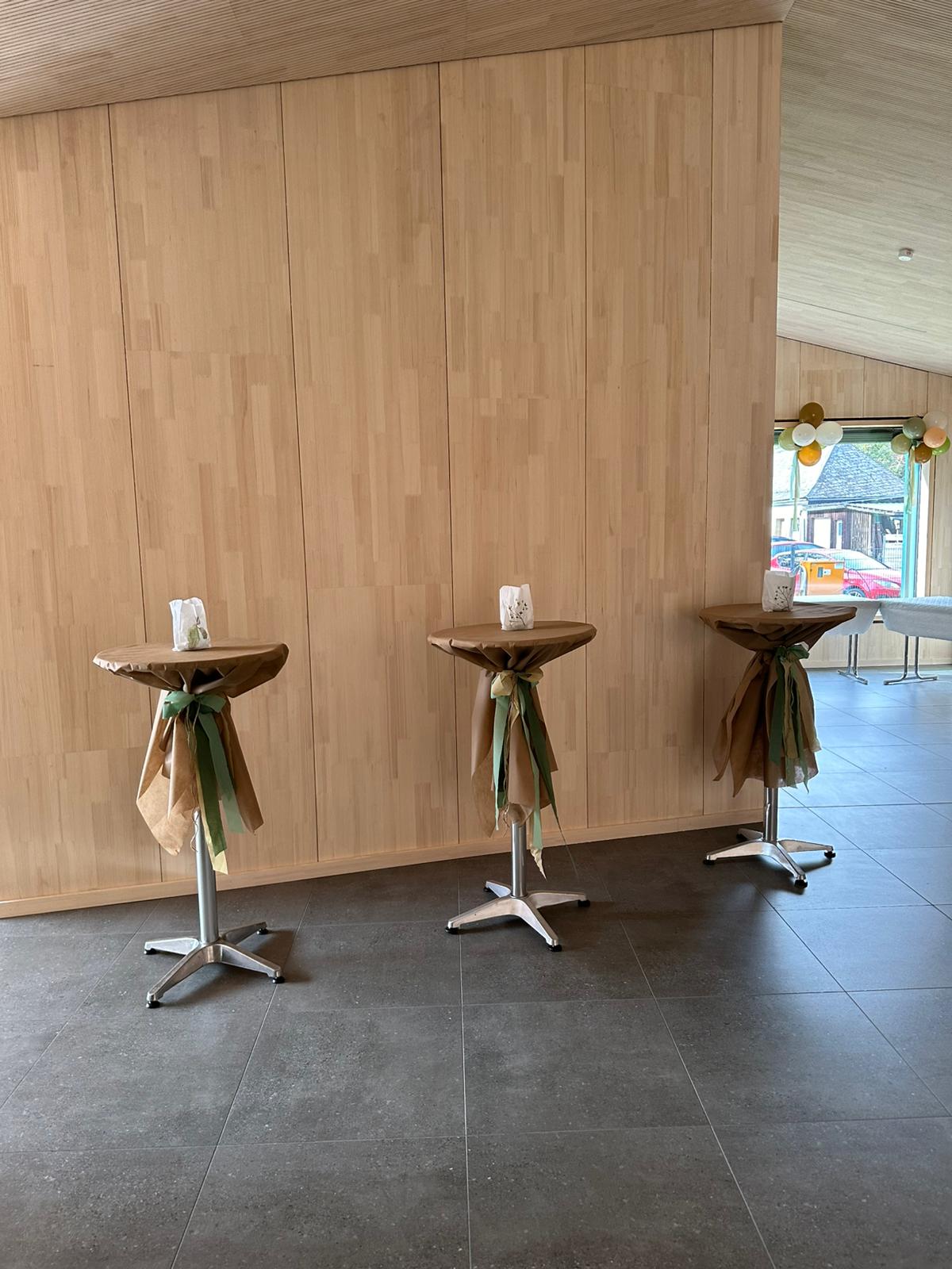 Stehtische für eine Geburtstagsfeier im Foyer Leider haben wir keinen Alternativtext zu diesem Bild, aber wir arbeiten daran.