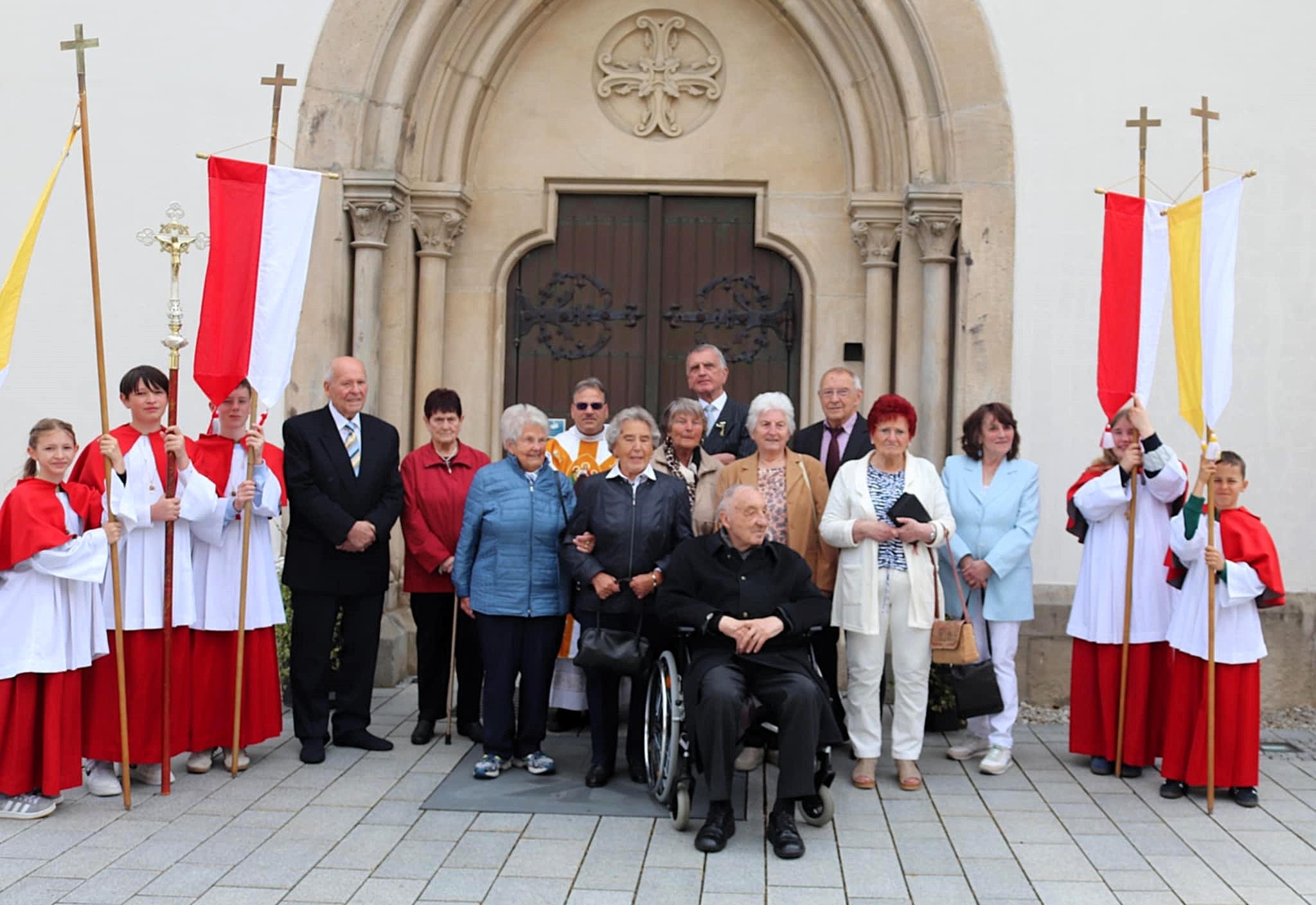 Pfarrer Richard Reis (7.v.li) feierte mit den Jubilaren ihr Kommunionjubiläum, vorne Monsignore Gerhard Hellgeth, der vor 80 Jahren zur ersten Heiligen Kommunion ging. (Foto: Vivien Stöcker)