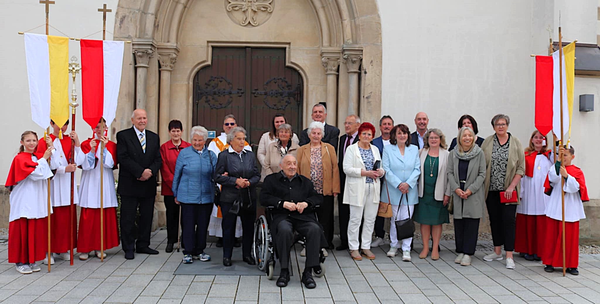 Steinwiesen Jubilare In Steinwiesen wurde Jubelkommunion gefeiert. Monsignore Gerhard Hellgeth (vorne Rollstuhl) feierte sein 80jähriges Kommunionjubiläum.  (Foto: Vivien Stöcker)