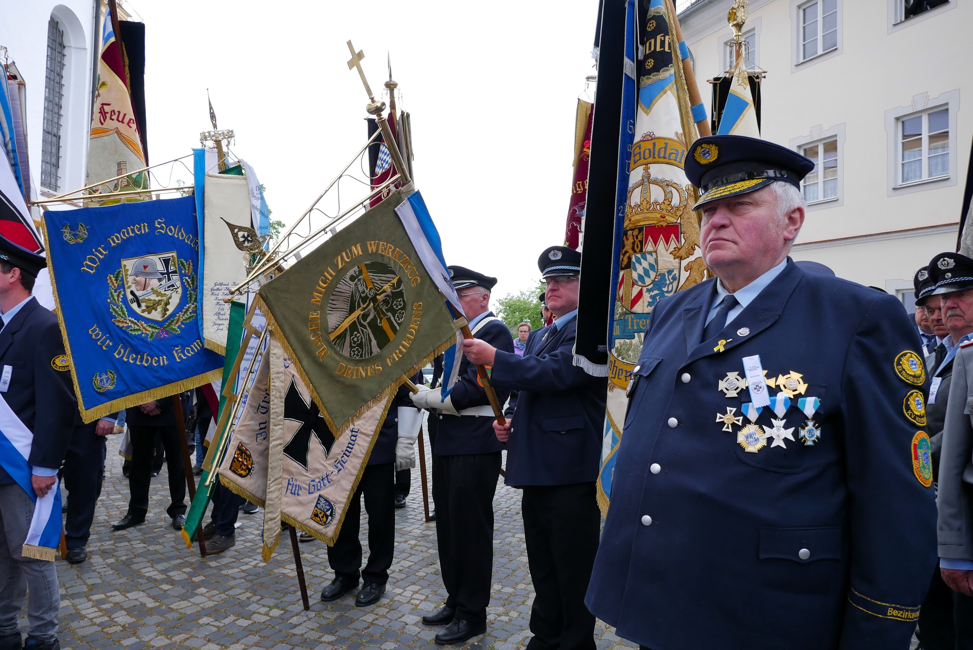 Friedensstandarte Neuengrün bei Landesfriedenswallfahrt in Biberbach dabei 