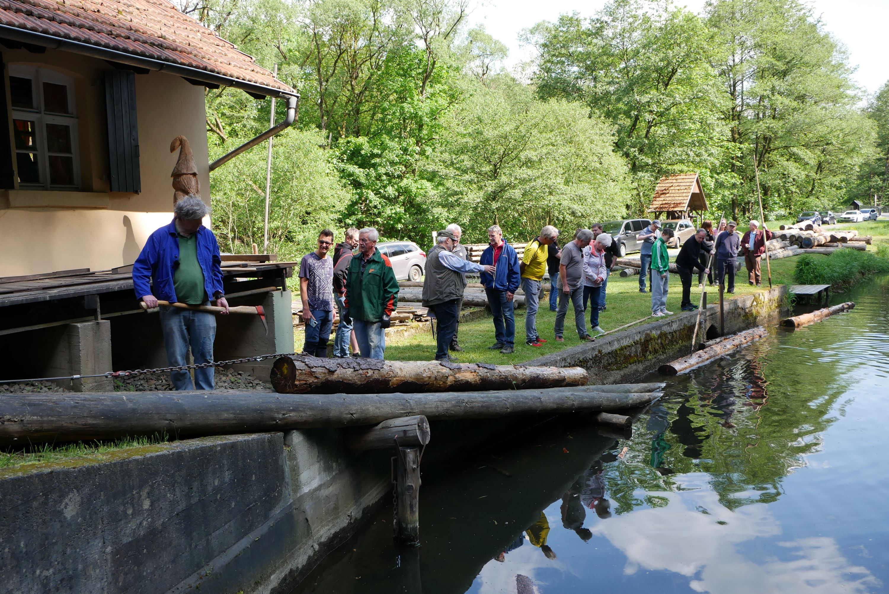 Mit einer kleinen Trift werden die Blöcher entlang des Mühlgrabens zur Blöcherrutsche geflößt. (Foto: Susanne Deuerling)