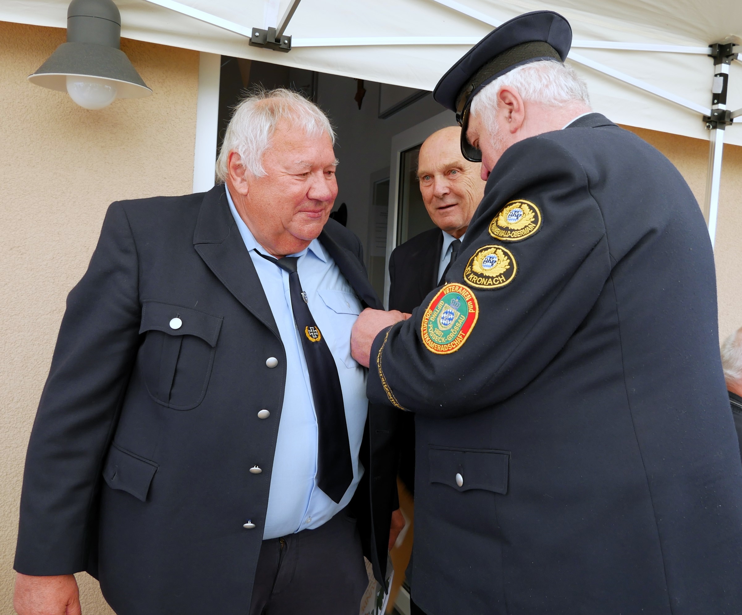 Günther Blumenröther (li) erhielt aus der Hand von Gottfried Betz das Verdienstkreuz in Silber. Mitte 2. Vorsitzender Hans Schmidt (Foto: S. Deuerling)