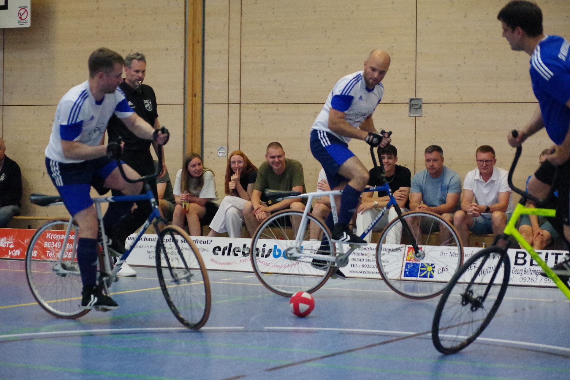 Die Radballer Sebastian Rehmet (links) und Markus Michel vom RVC Steinwiesen starten einen ihrer vielen Angriffe. (Foto: Hans Franz)