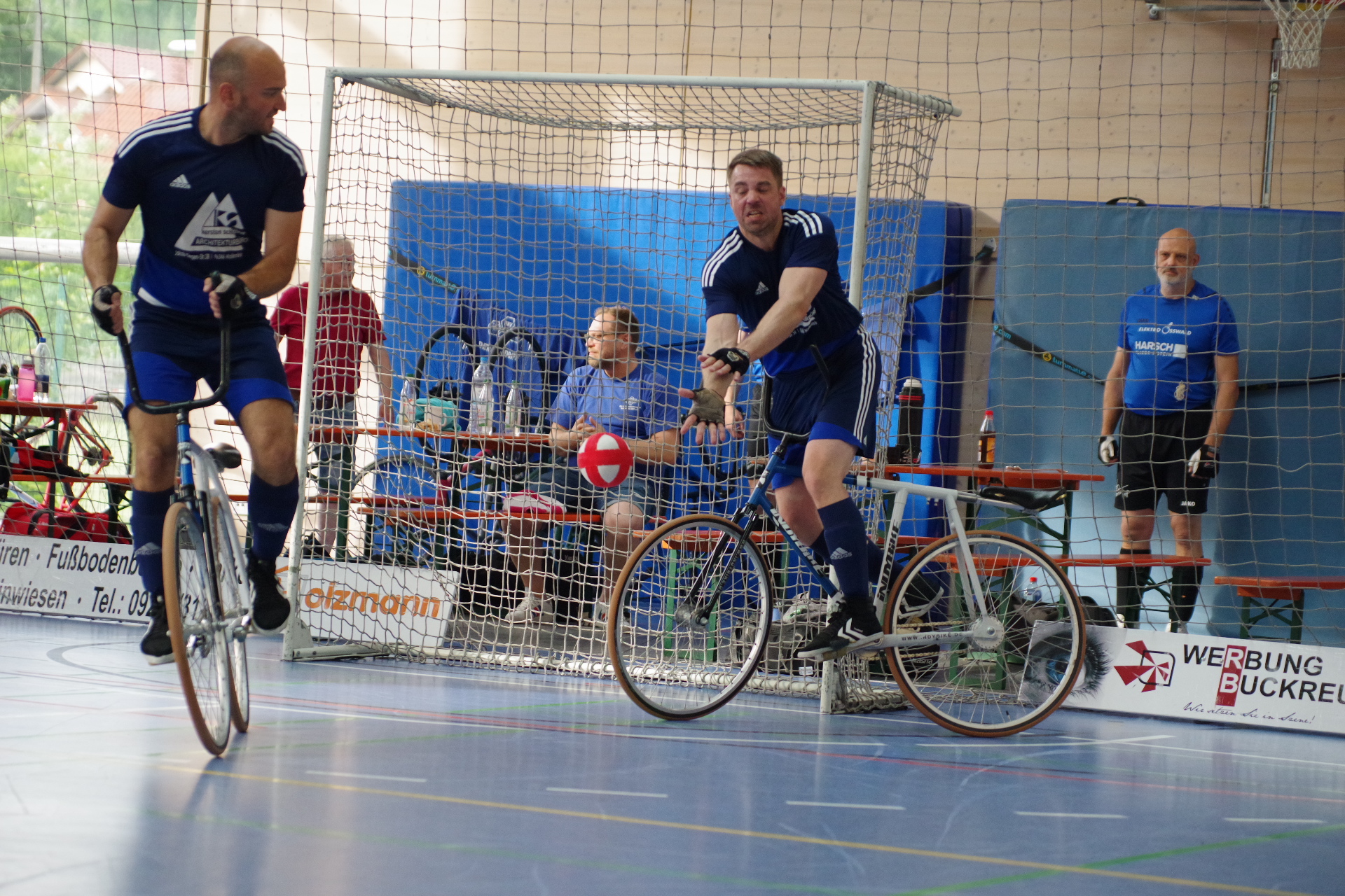 Torsteher Sebastian Rehmet (rechts) kann einen gegnerischen Angriff entschärfen. Links sein Mitspieler Markus Michel. (Foto: Hans Franz)