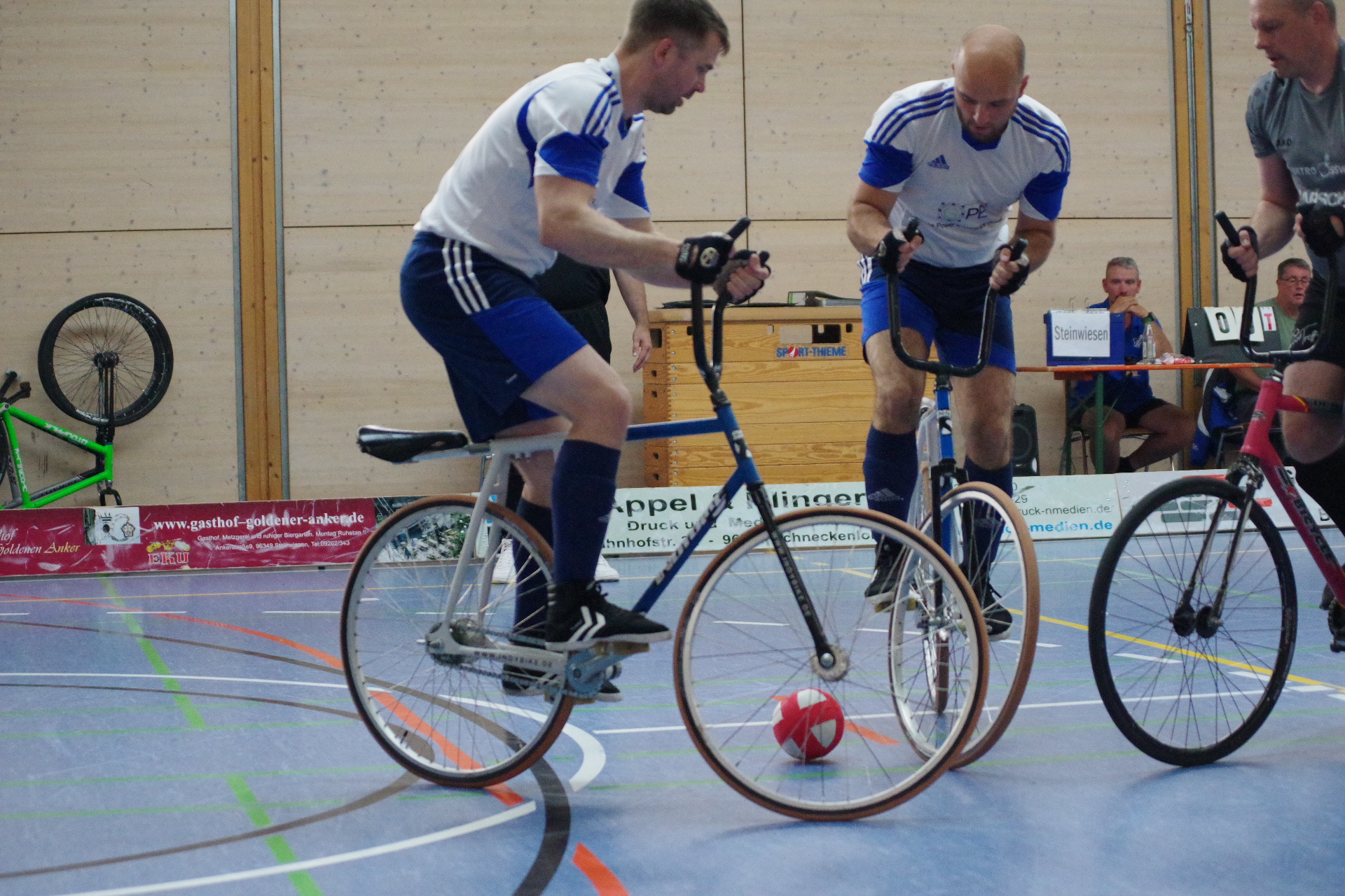 Sebastian Rehmet (links) und Markus Michel haben sich in Ballbesitz gebracht.  (Foto: Hans Franz)