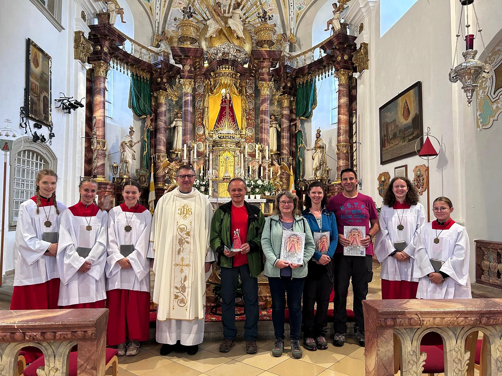 In der Basilika Marienweiher wurden Ehrungen für langjährige Wallfahrer durchgeführt. Geehrt wurden (ab 5.v.li) Michael Rüger, Thea Kämpfer, Heike Deuerling und Andreas Müller. (Foto: Susanne Deuerlin)