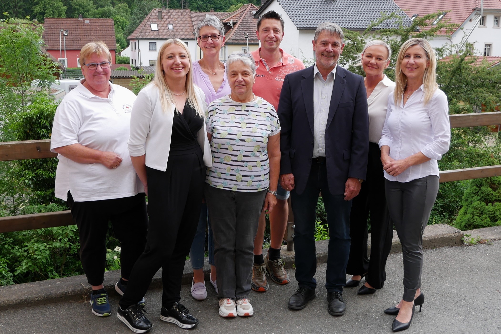 Die Lebensretter aus Steinwiesen zusammen mit Stellv. BRK-Kreisvorsitzender Annette Schneider (re) und stellv. BRK-Kreisgeschäftsführerin Carina Kotschenreuther (2.v.li), BGM Gerhard Wunder (3.v.re) und Susanne Deuerling von der BRK-Bereitschaft (li)