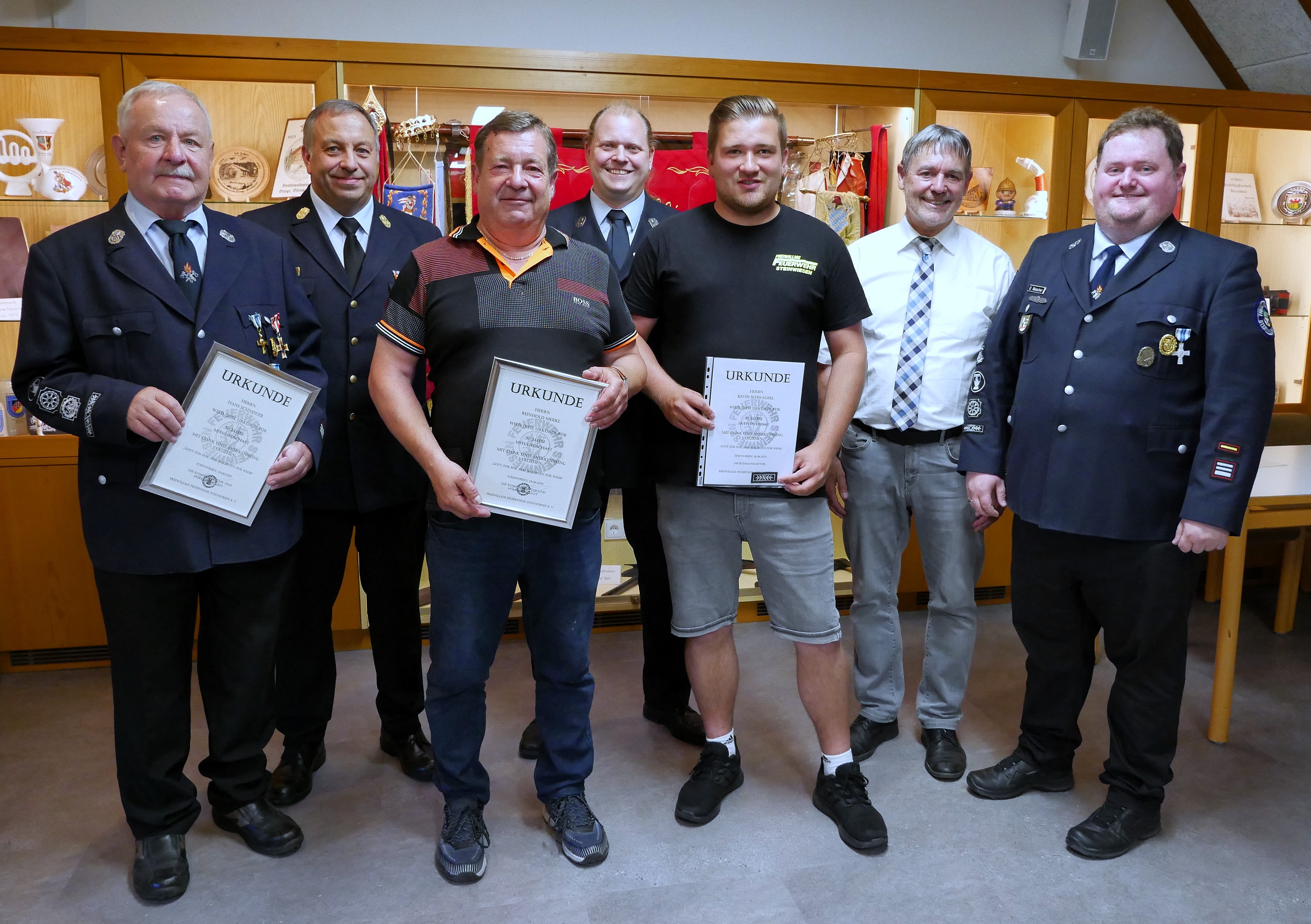 Vereinsehrungen und Ehrungen für aktiven Dienst gab es beim Kameradschaftsabend. V.li. Hans Schneider (50), KBR Frank Fischer, Reinhold Merkl (30), Vorsitzender Andreas Klinger, Kevin Schwägerl (10), Bgm. Gerhard Wunder und Kommandant Dominik Welscher.