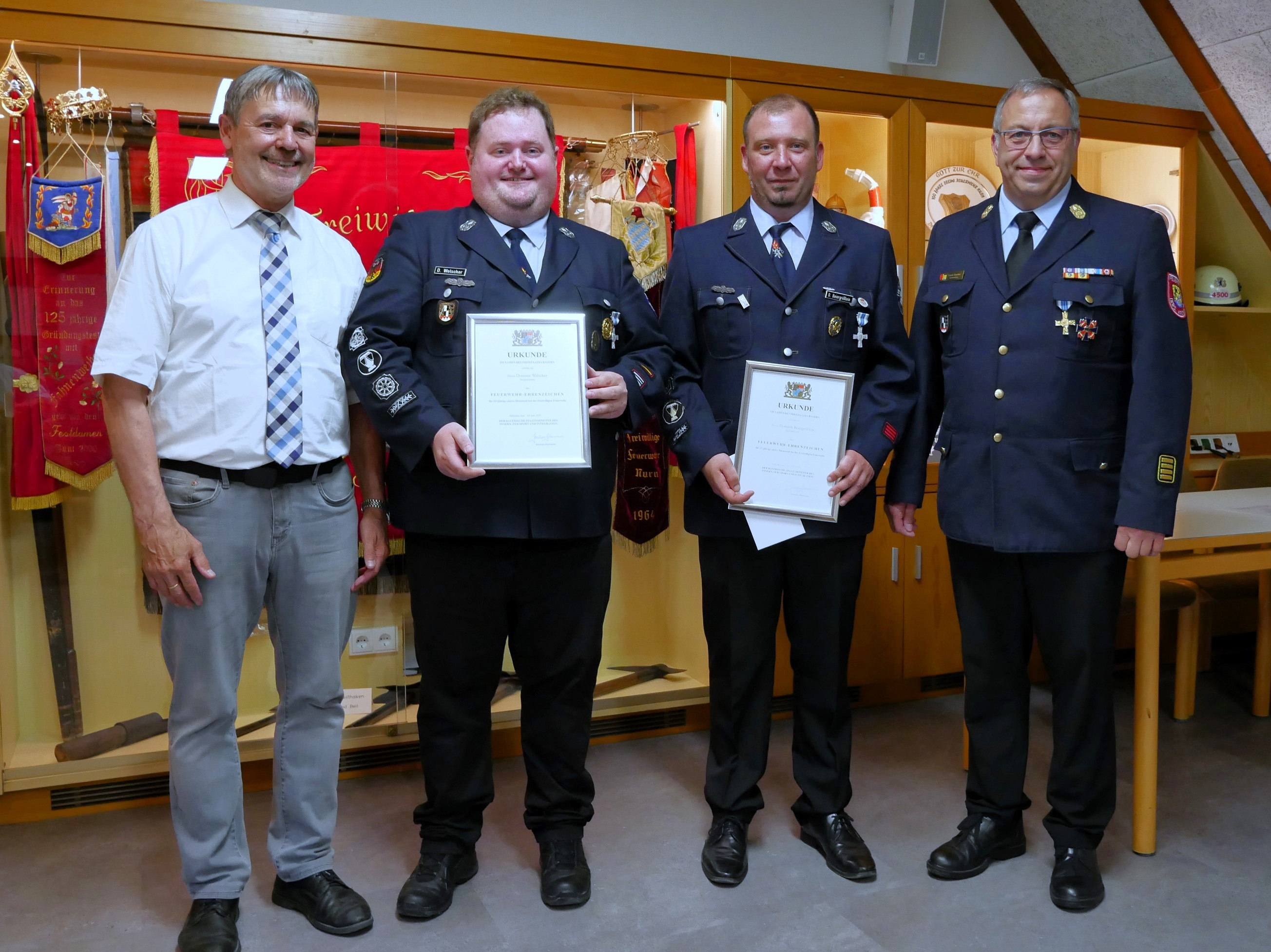 Dominic Welscher und Dominik Beiergrößlein (2.+3.v.li) konnten den Dank, die Urkunde und das staatliche Ehrenzeichen in Empfang nehmen. Links Stellv. Landrat Gerhard Wunder, rechts KBR Frank Fischer. (Fotos: Susanne Deuerling)