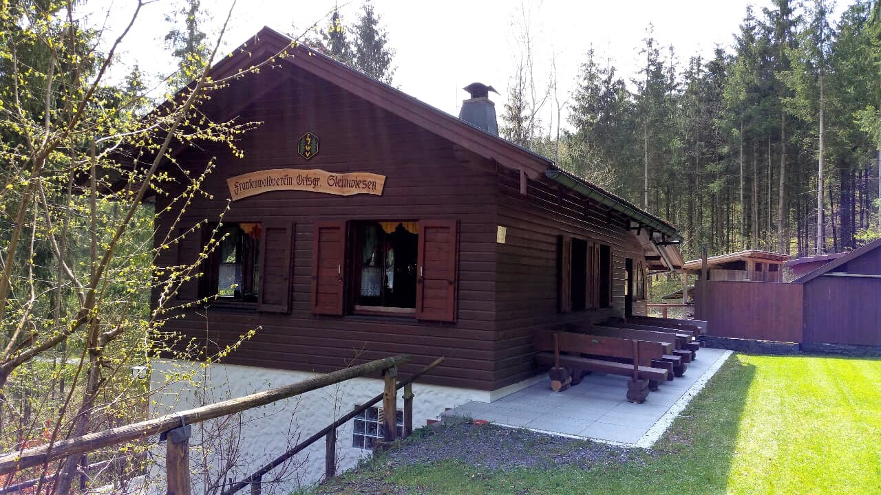 Die Wanderhütte des Frankenwaldvereins OG Steinwiesen auf dem Rollenberg