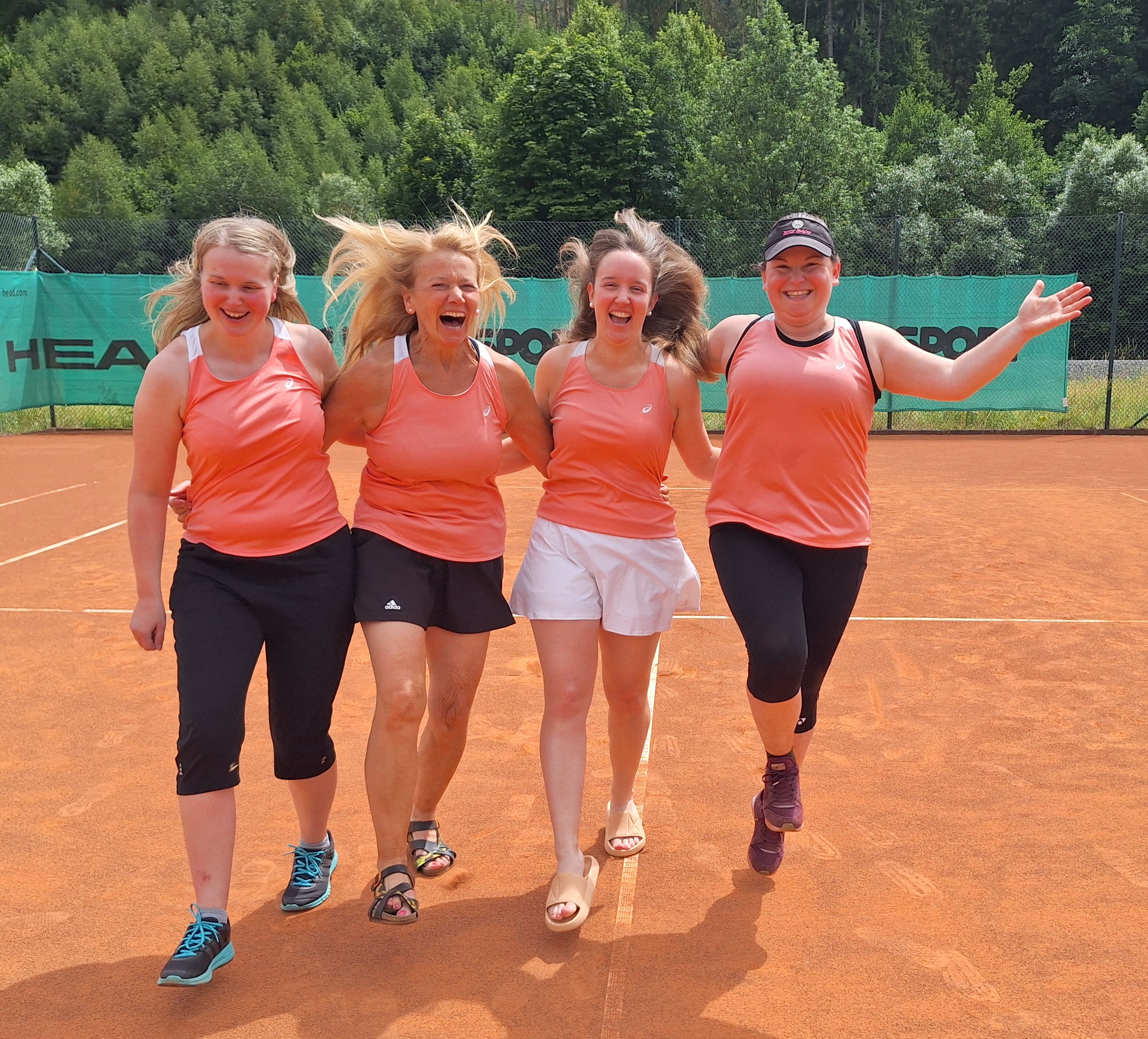 Die jubelnden Damen der Meistermannschaft des TC Steinwiesen mit (von links) Sabrina Hoderlein, Brigitte Manzer, Selina Manzer und Jennifer Koch. Foto: Hans Franz