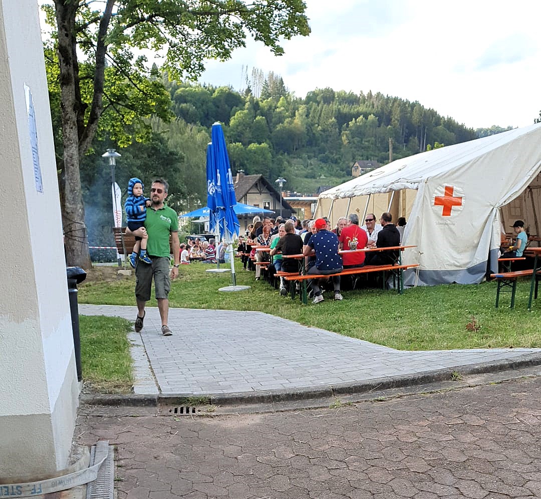Tolle Stimmung beim Gartenfest der BRK-Bereitschaft Steinwiesen beim letzten Fest 2024 (Foto: Susanne Deuerling)