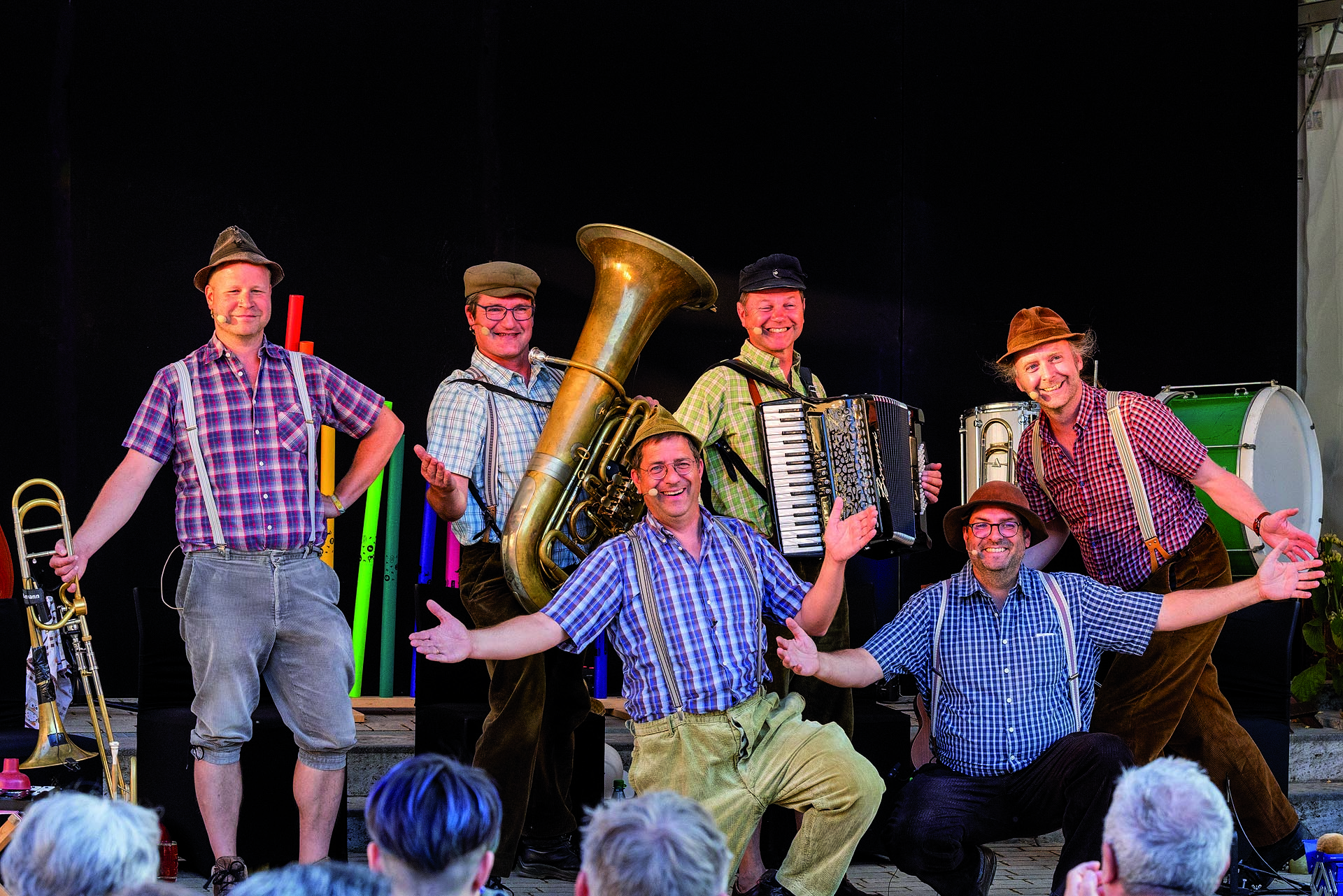 Die Spaßgruppe „Haisd `n`daisd vom Mee“ mit (v.li. stehend) Michael Saffer, Thomas Marquard, Ralph Theobald und Kornel Hetterich. Vorne v.li. Stefan Ebert und Florian Ebert. Foto: Georg Kestler