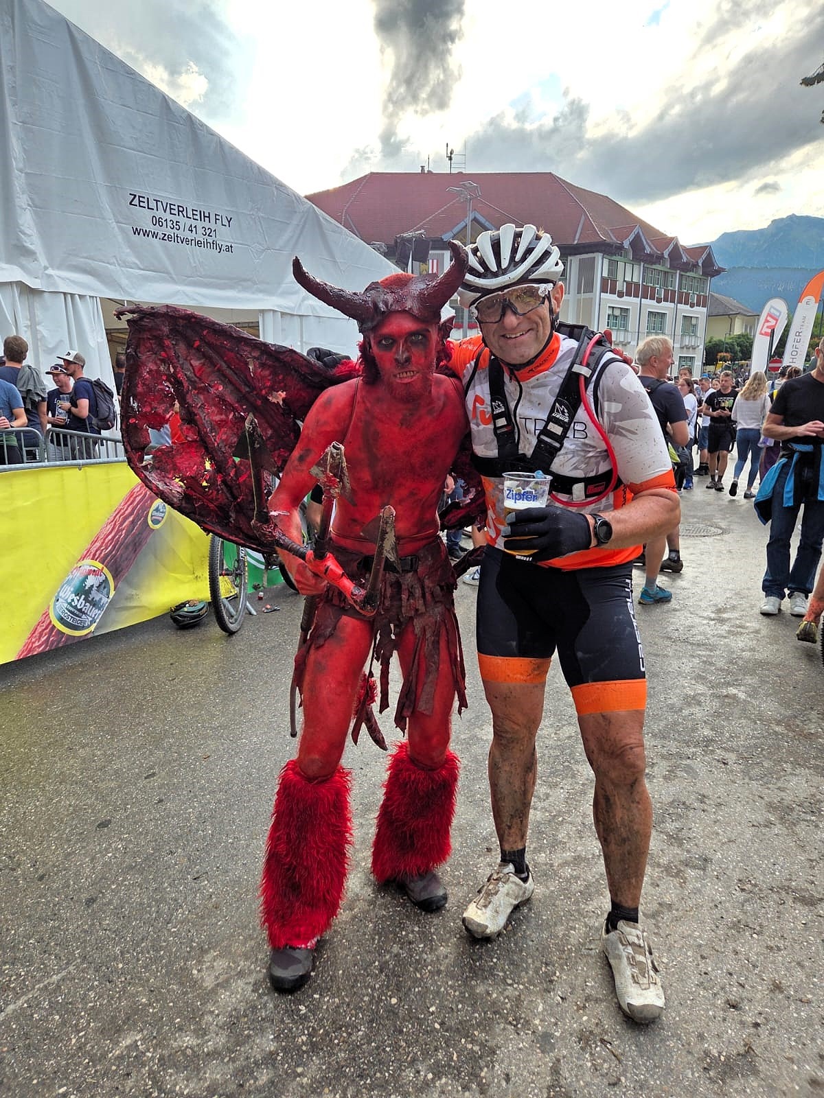 Im Ziel in Bad Goisern erwartete Uwe schon der Teufel, das Markenzeichen der Trophy  (Foto: Kuhnlein)
