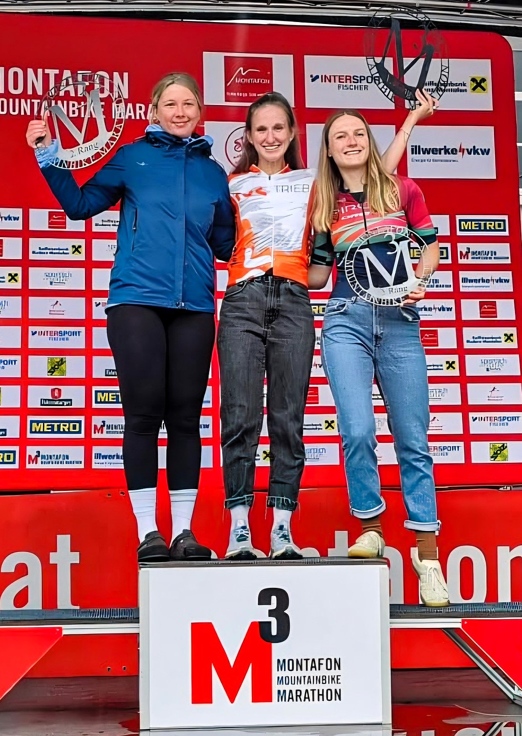 Sieger der Altersklasse „Damen“ im Montafon unter sich – Yvonne Kuhnlein (Mitte) auf Platz 1 zusammen mit Sarah Romani aus Österreich auf Platz 2 (li) und Sinah Lier aus Deutschland auf Platz 3 (Foto: Kuhnlein)