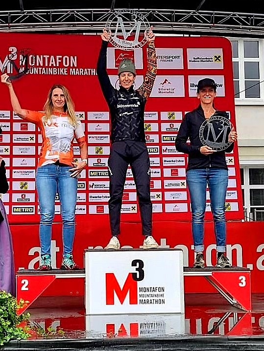 Sieger der Altersklasse „Ladies“ im Montafon unter sich – Kerstin Kuhnlein (li) auf Platz 2 zusammen mit Nici Tschann auf Platz 1 (Mitte) und Birgit Wachter auf Platz 3, beide aus Österreich (Foto: Kuhnlein)