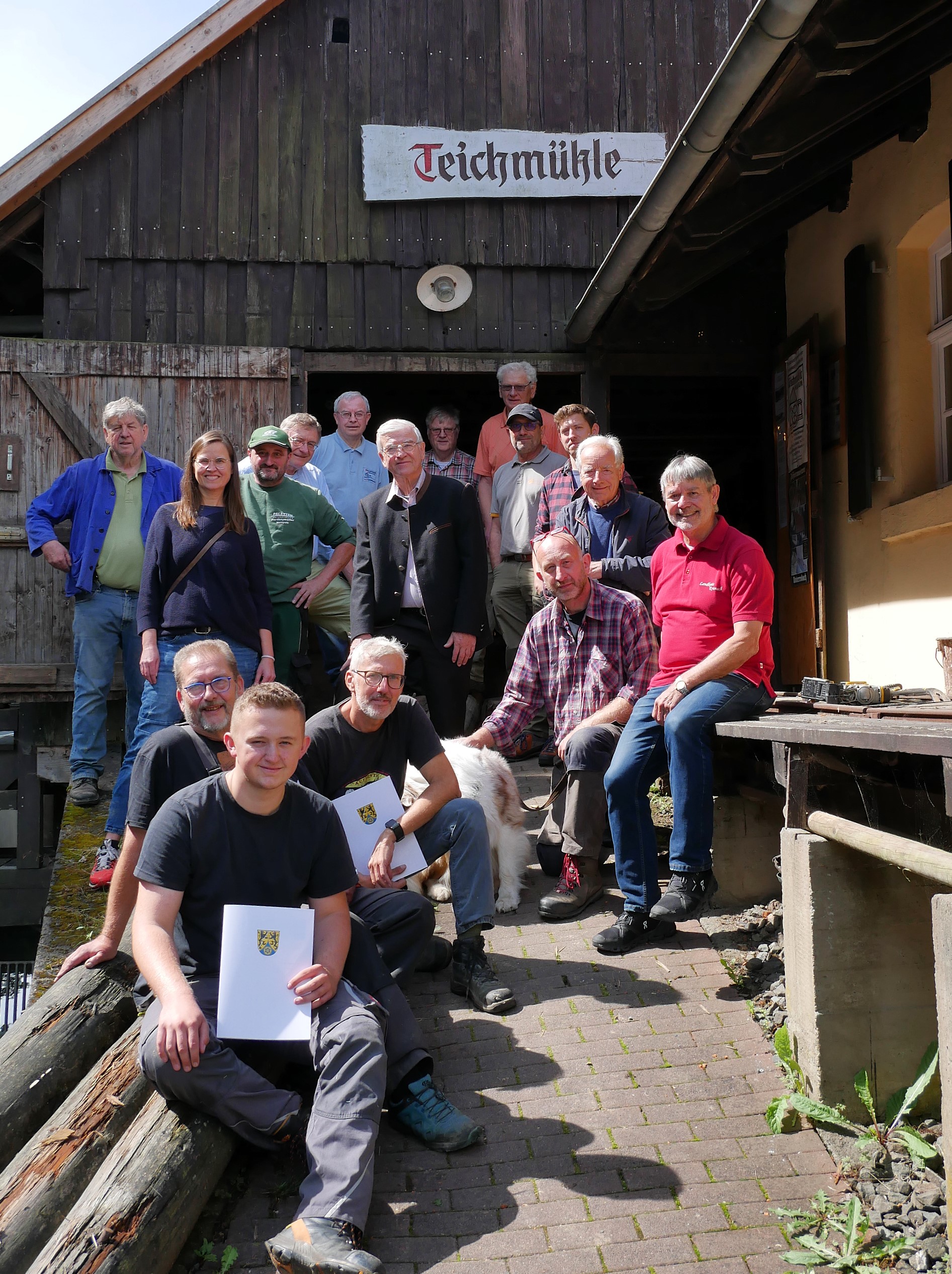 Es geht weiter an der Teichmühle – die neuen Schneidmüller (v.li.) Max Smettane, Manfred Reimann, Helmut Schwegler u. Martin Unglaub, Es fehlt Heiko Stumpf. Sie sind stolz zus. mit Hans Götz (hinten li) und Gerhard Wunder. (re)